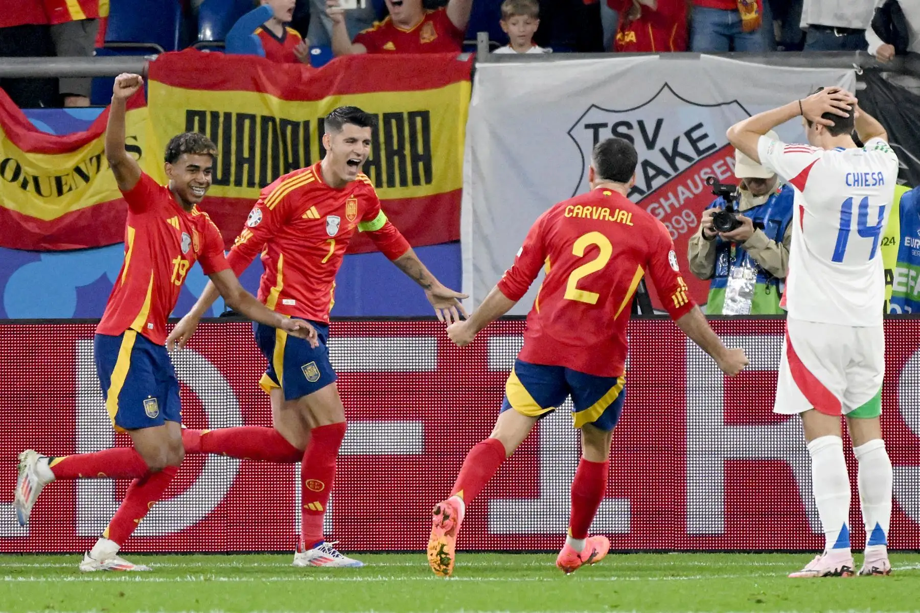 El español Álvaro Morata celebra el autogol de Italia que puso el marcador 0-1 durante el partido de fútbol del grupo B de la UEFA EURO 2024 entre España e Italia, en Gelsenkirchen, Alemania. Foto: EFE