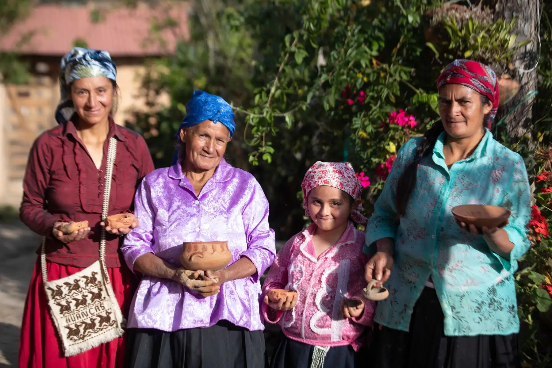 Lucinda, María y Betsy son miembros de una familia de la localidad de Huancas, en la región Amazonas, que por tradición se dedican a la alfarería, a la elaboración de obras de cerámica de diversos tamaños y diseños desde hace 58 años. Foto: ANDINA/Daniel Bracamonte