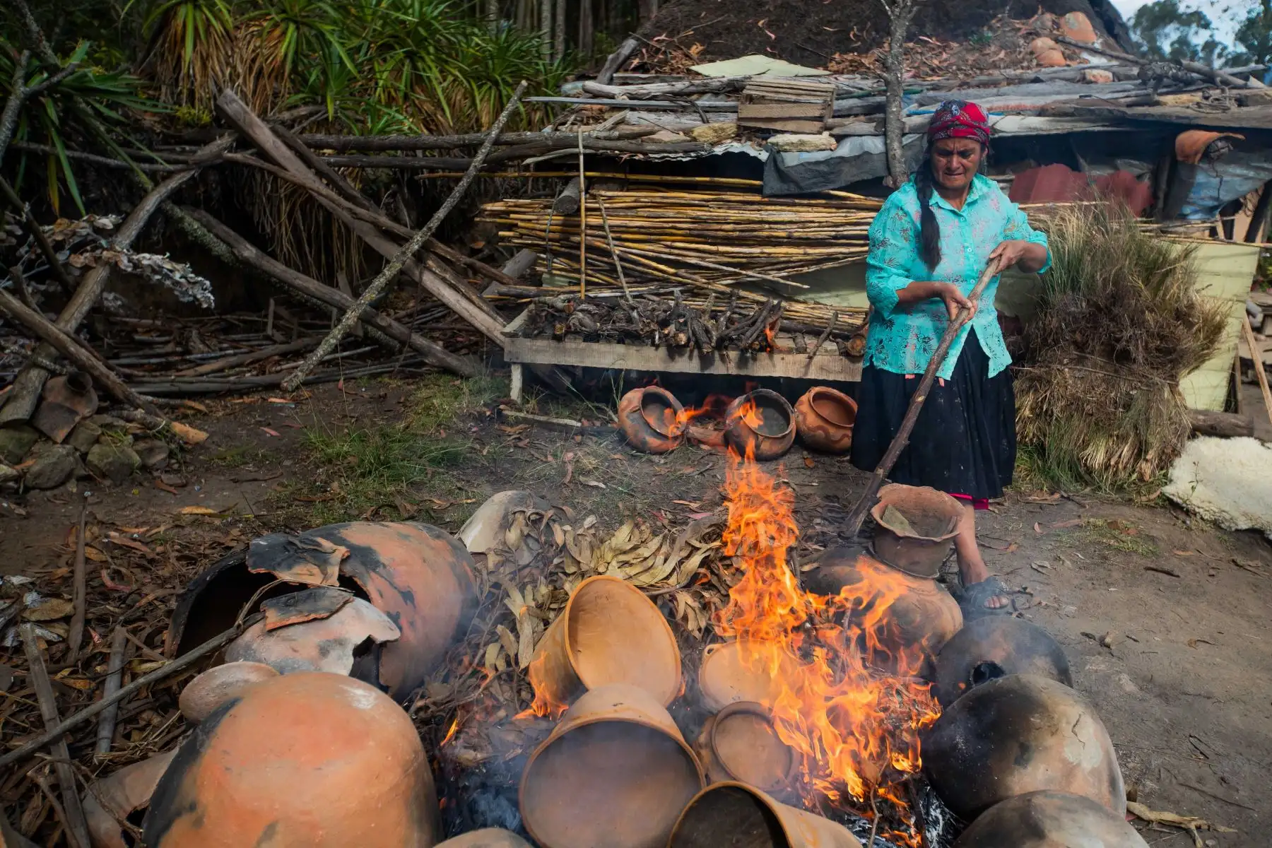 María Floriza Huamán, natural de Huancas, Amazonas, es la hija de doña Lucinda, y al igual que el resto de la familia conoce el arte de la elaboración de cerámicas. Foto: ANDINA/Daniel Bracamonte