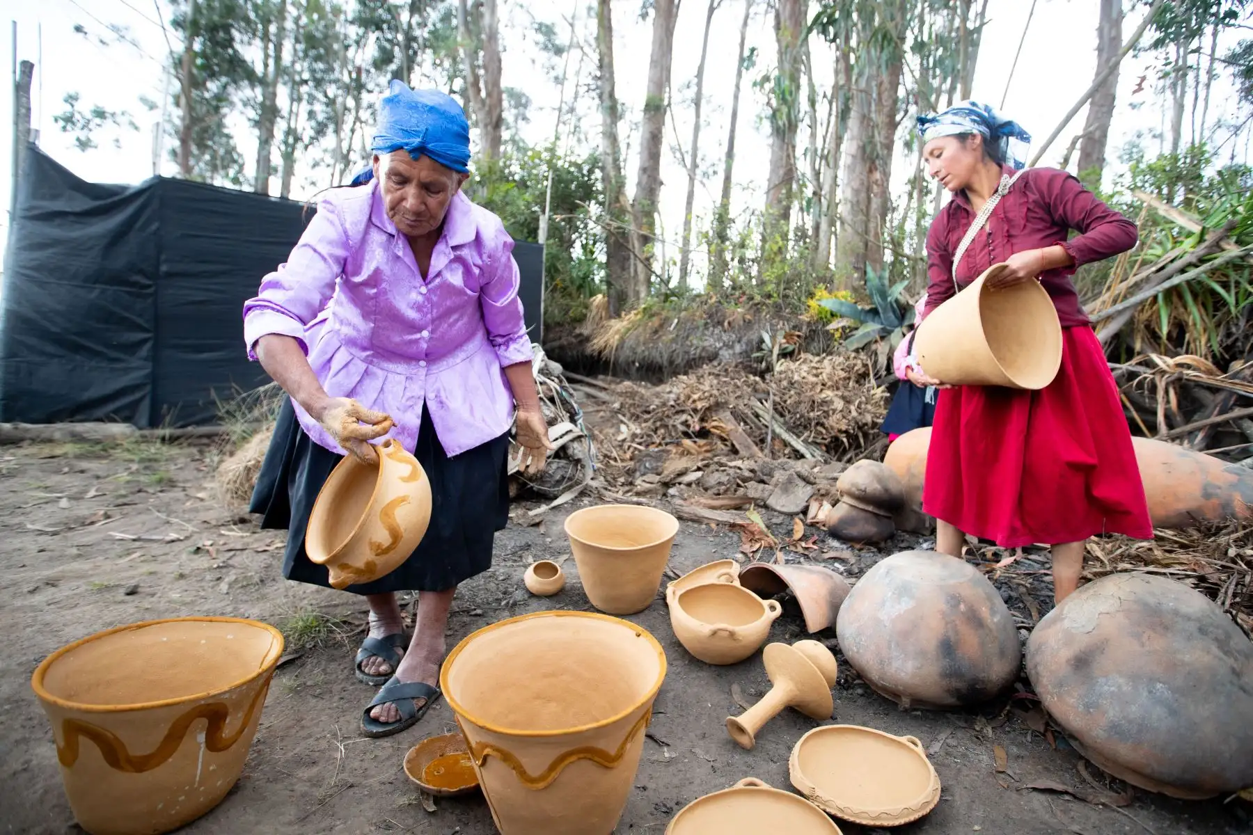 Lucinda, María y Betsy son miembros de una familia de la localidad de Huancas, en la región Amazonas, que por tradición se dedican a la alfarería, a la elaboración de obras de cerámica de diversos tamaños y diseños desde hace 58 años. Foto: ANDINA/Daniel Bracamonte