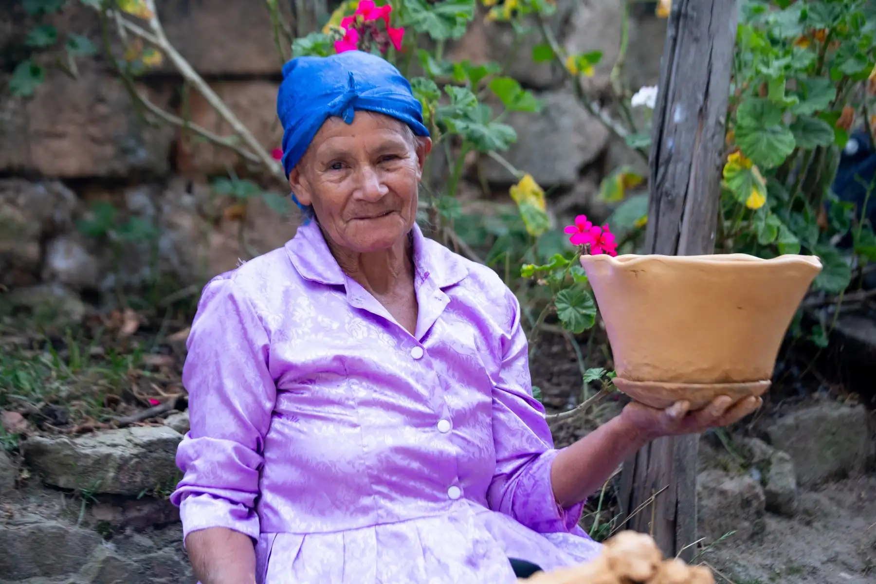 Lucinda Huamán Isla tiene 72 años, y aprendió de manera autodidacta el oficio de alfarería a la edad de 14 años. Posteriormente, todos sus conocimientos los transmitió a su hija María y a su nieta Betsy, quienes también la apoyan en la elaboración de las cerámicas en su gar taller en Huancas, Amazonas. Foto: ANDINA/Daniel Bracamonte