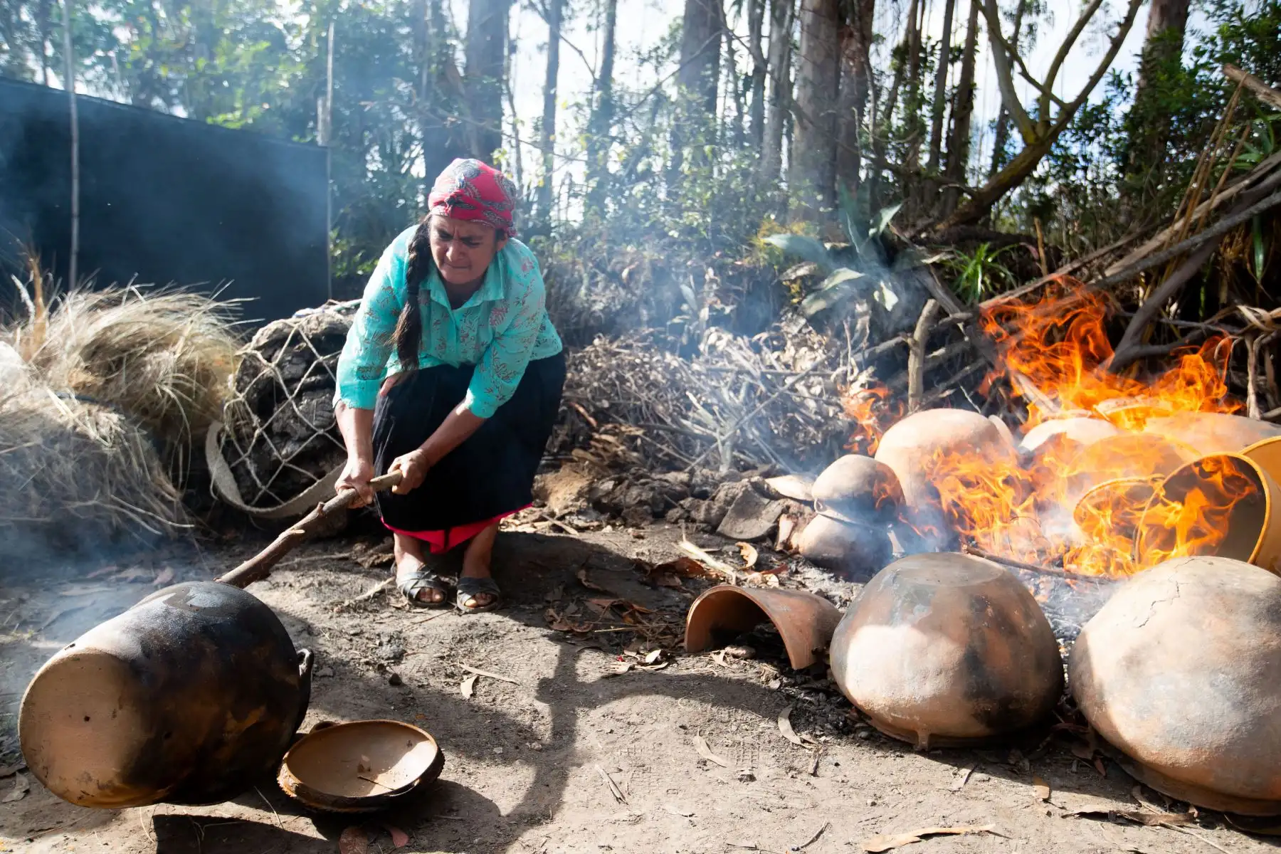 María Floriza Huamán, natural de Huancas, Amazonas, es la hija de doña Lucinda, y al igual que el resto de la familia conoce el arte de la elaboración de cerámicas. Foto: ANDINA/Daniel Bracamonte