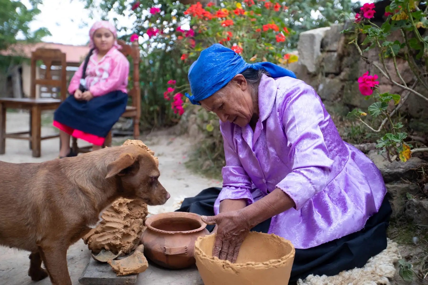 Lucinda Huamán Isla tiene 72 años, y aprendió de manera autodidacta el oficio de alfarería a la edad de 14 años. Posteriormente, todos sus conocimientos los transmitió a su hija María y a su nieta Betsy, quienes también la apoyan en la elaboración de las cerámicas en su gar taller en Huancas, Amazonas. Foto: ANDINA/Daniel Bracamonte