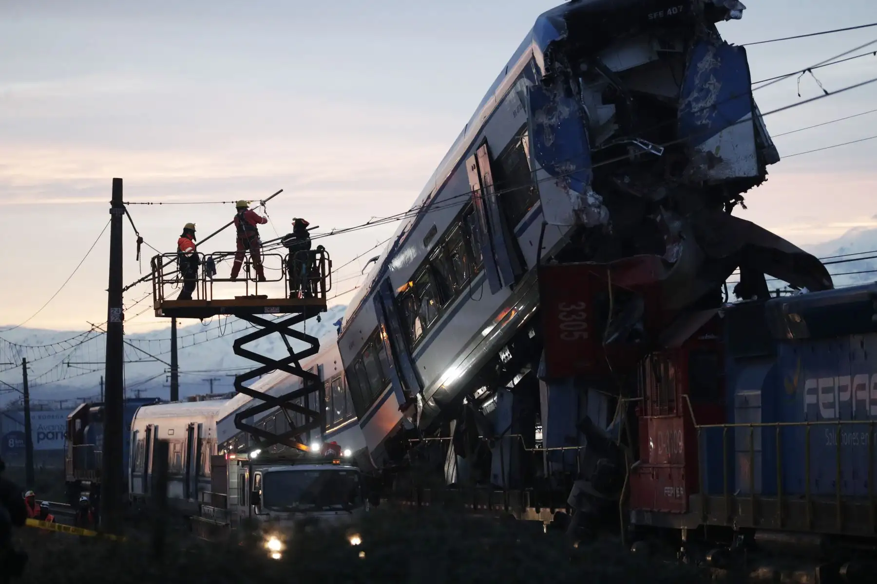 Personal de rescate trabaja junto a los dos trenes involucrados en un accidente en la madrugada de este jueves. Foto: EFE