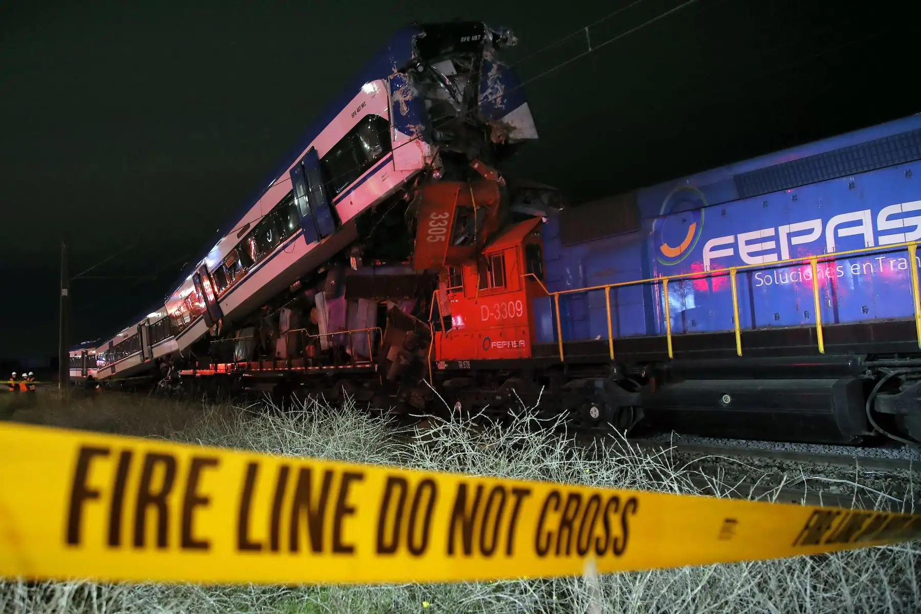 Al menos dos personas murieron al colisionar esta madrugada dos locomotoras en la comuna de San Bernardo, en el sur de la capital chilena, informaron fuentes oficiales. Foto: AFP