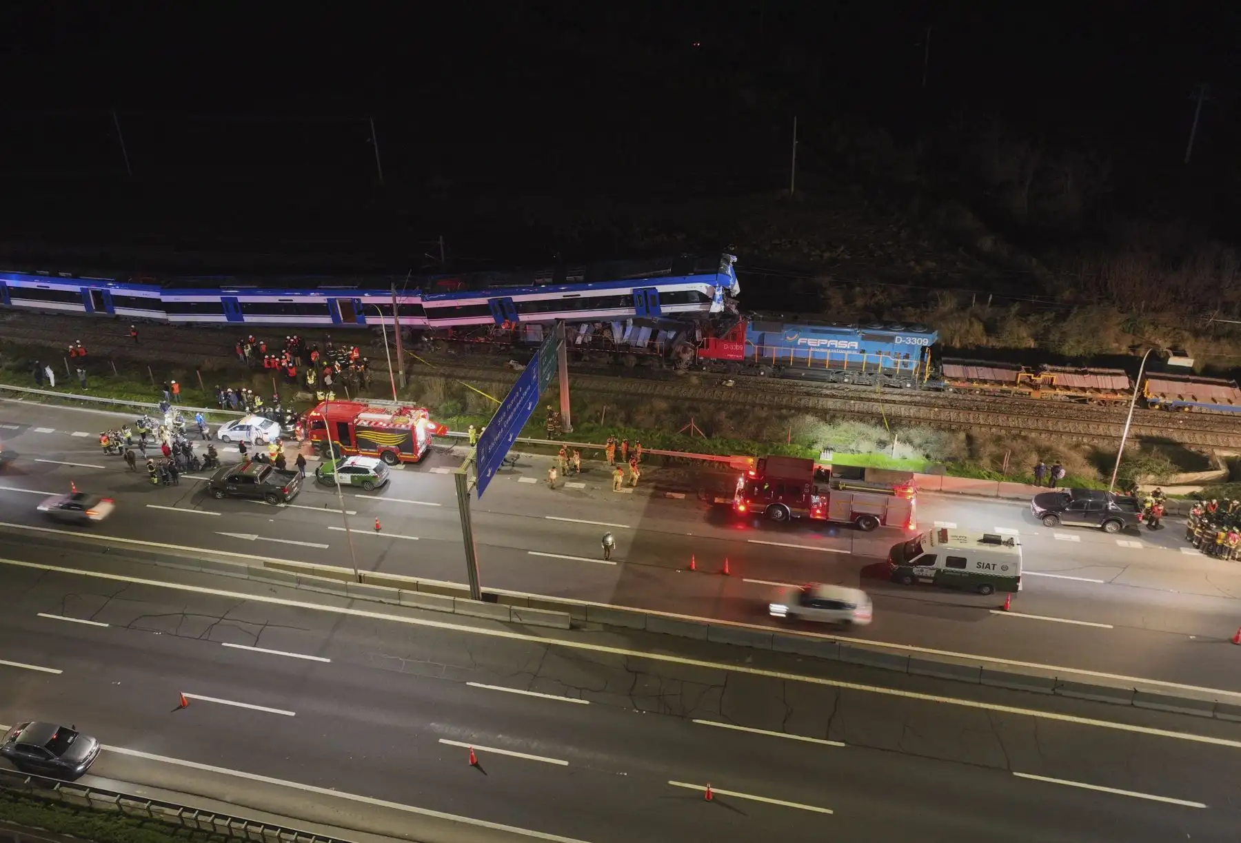 Según la hipótesis de la Fiscalía Metropolitana Occidente, el choque se produjo cuando un tren de carga que transportaba cobre embistió a un tren de pasajeros vacío que a esa hora de la madrugada estaba haciendo pruebas de velocidad debido a un fallo de coordinación en la estación central encargada de vigilar el tráfico ferroviario. Foto: AFP