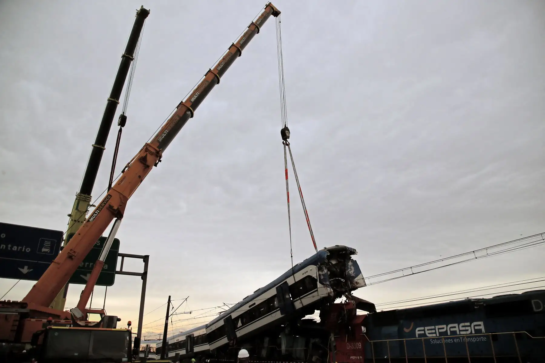 Una grúa levanta uno de los dos trenes que chocaron en la comuna de San Bernardo, en Santiago, el 20 de junio de 2024. Foto: AFP