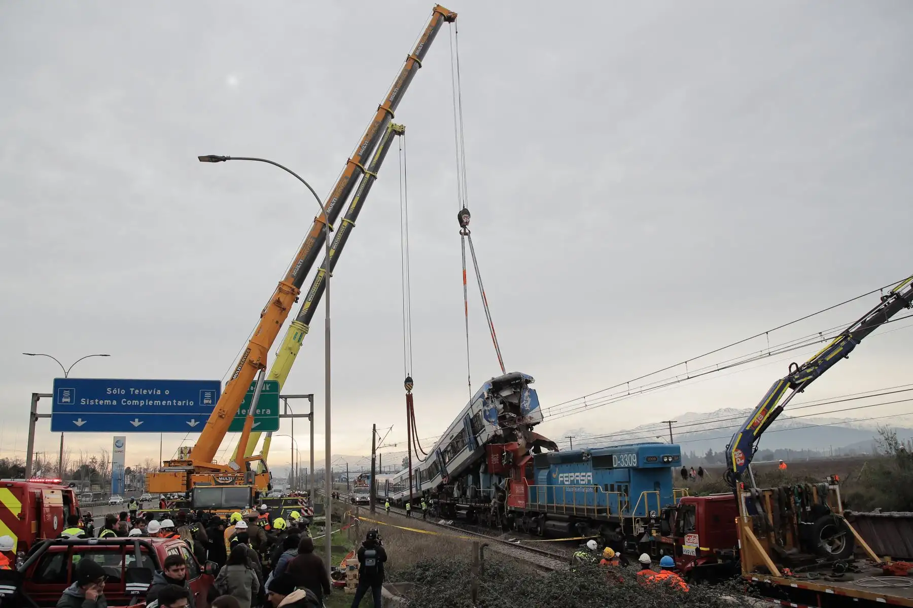 Dos personas murieron y varias resultaron heridas tras el choque frontal entre un tren de mercancías y un tren de pruebas a primera hora de la mañana. Foto: AFP