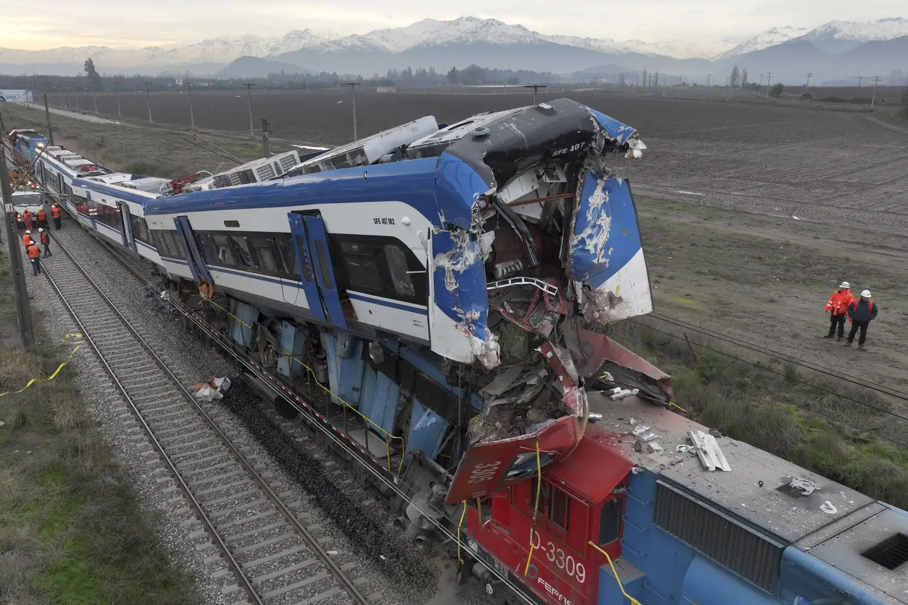 Una grúa levanta uno de los dos trenes que chocaron en la comuna de San Bernardo, en Santiago, el 20 de junio de 2024. Dos personas murieron y varias resultaron heridas tras el choque frontal entre un tren de mercancías y un tren de pruebas a primera hora de la mañana. en las afueras de la capital de Chile, informó la empresa ferroviaria. Foto: AFP