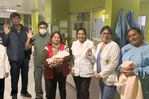 La menor abandonó el hospital policial, con bastante nostalgia y pena de los médicos, enfermeras y técnicos que la atendieron y la engrieron estas tres semanas. Foto: ANDINA/Difusión