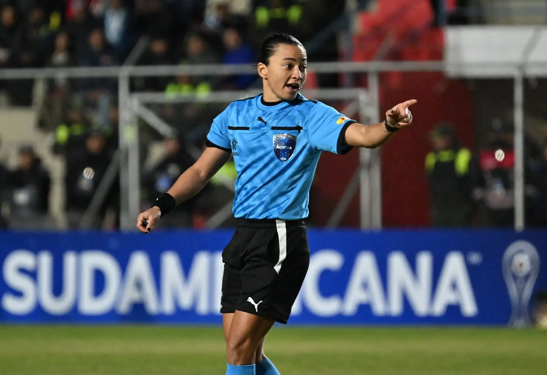 La árbitro brasileña Edina Alves hace gestos durante el partido de ida de la fase de grupos de la Copa Sudamericana entre Always Ready de Bolivia y la Universidad César Vallejo de Perú en el Estadio Municipal de Villa Ingenio en El Alto, Bolivia, el 25 de abril de 2024. Al igual que sus compañeras ya vistas en esta galería, Edina también estará presente en la contienda continental. Foto: AFP