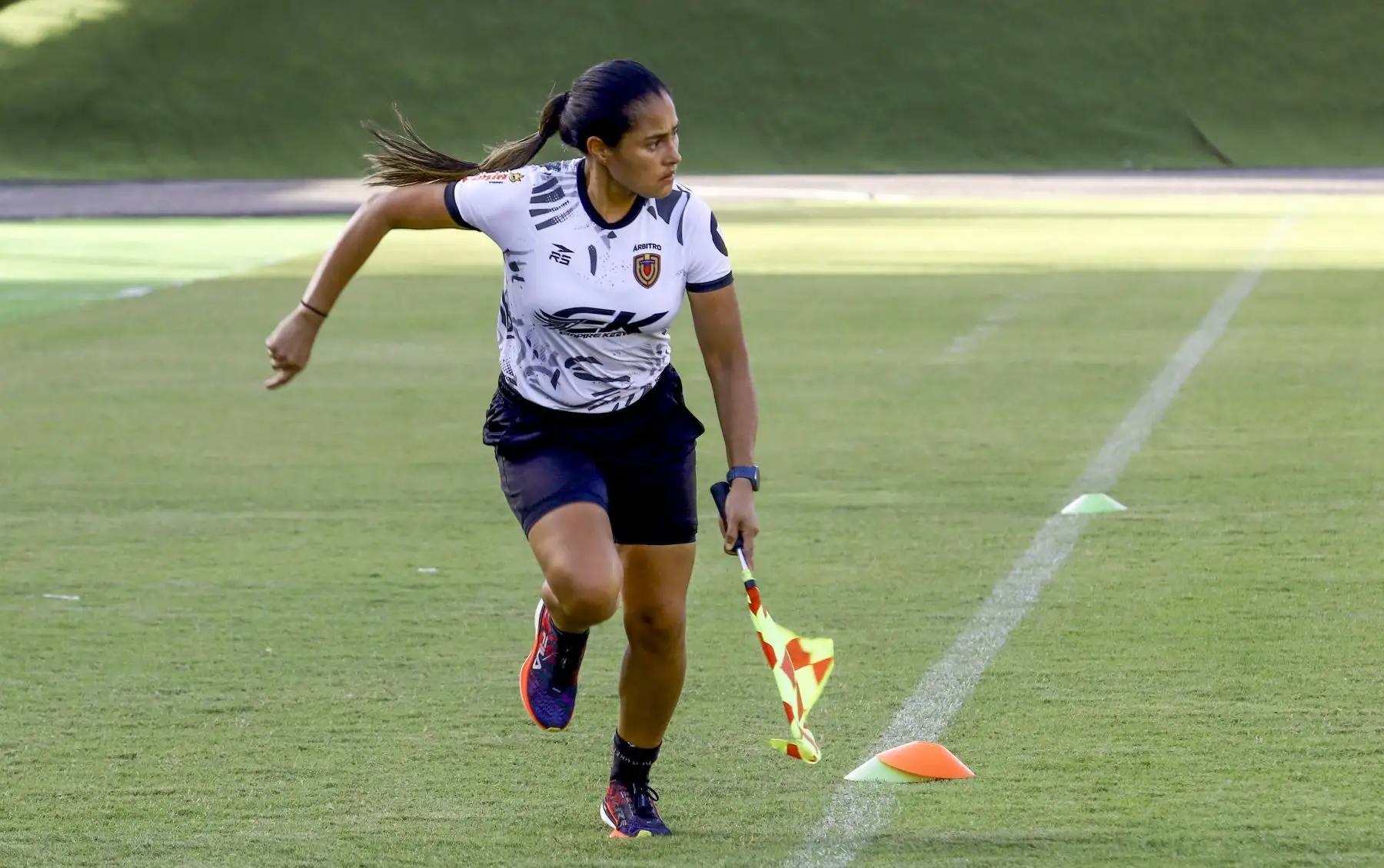 La árbitro venezolana Migdalia Rodríguez es fotografiada durante una sesión de entrenamiento en el estadio Miguel Delgado de Valencia, Estado Carabobo, Venezuela, el 7 de junio de 2024. Ocho mujeres romperán nuevas barreras en el arbitraje durante la Copa América 2024. El torneo de selecciones más antiguo del mundo. El mundo tendrá por primera vez árbitros femeninos, y una de ellas es la venezolana Migdalia Rodríguez. Foto: AFP