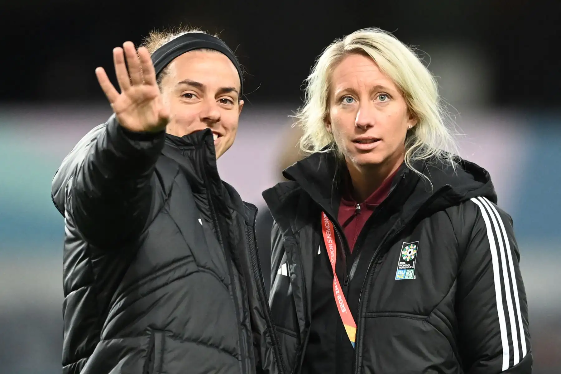 La árbitro estadounidense Tori Penso (R) y la árbitro asistente estadounidense Brooke Mayo (L), convocadas ambas a la Copa América, inspeccionan el campo antes del partido de fútbol del Grupo A de la Copa Mundial Femenina de Australia y Nueva Zelanda 2023 entre Suiza y Nueva Zelanda en el estadio de Dunedin en Dunedin el 30 de julio de 2023. Foto: AFP