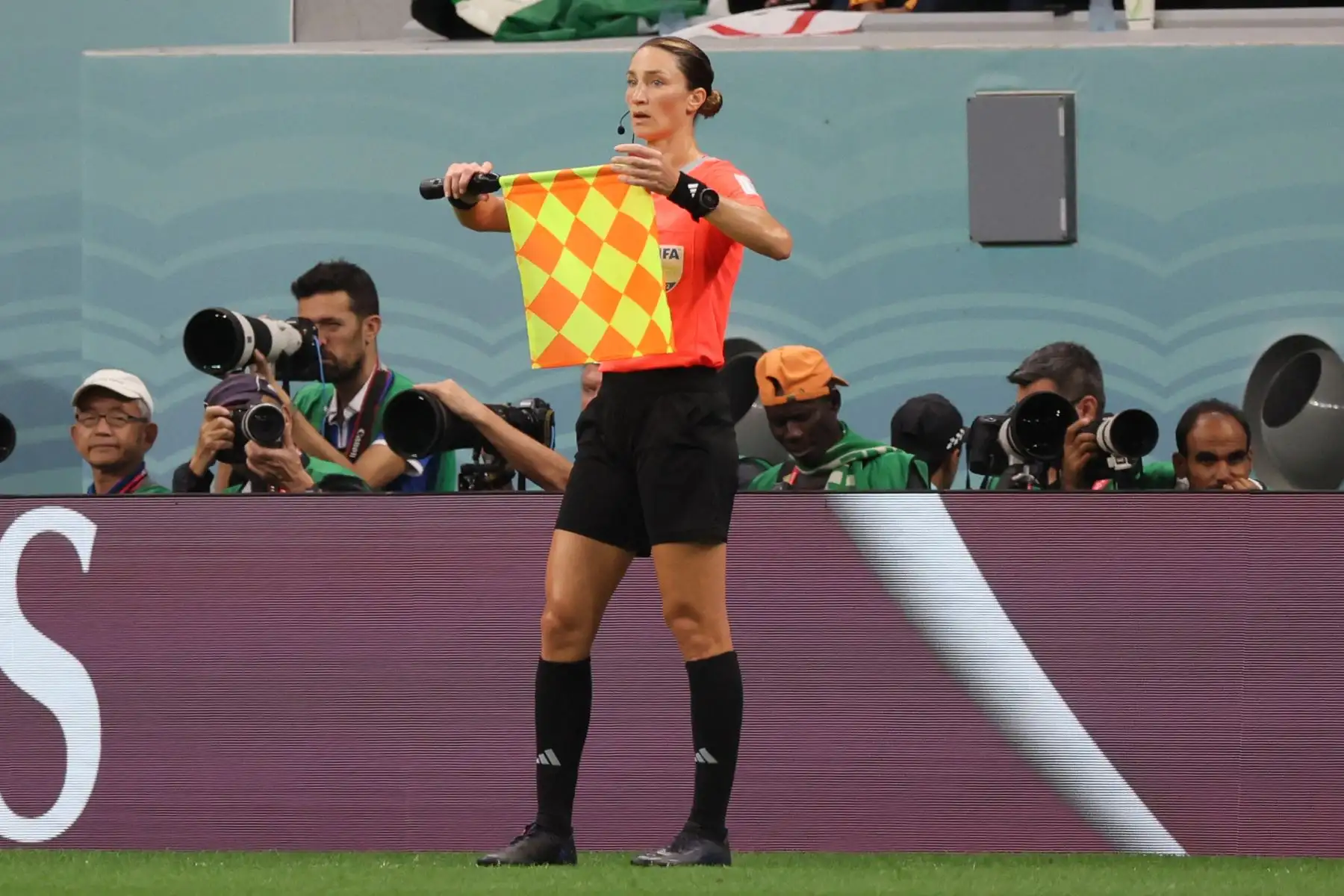 La árbitro asistente estadounidense Kathryn Nesbitt, presente en la Copa América, hace gestos desde la línea de banda durante el partido de fútbol de octavos de final de la Copa Mundial Qatar 2022 entre Inglaterra y Senegal en el estadio Al-Bayt en Al Khor, al norte de Doha, el 4 de diciembre de 2022. Foto: AFP