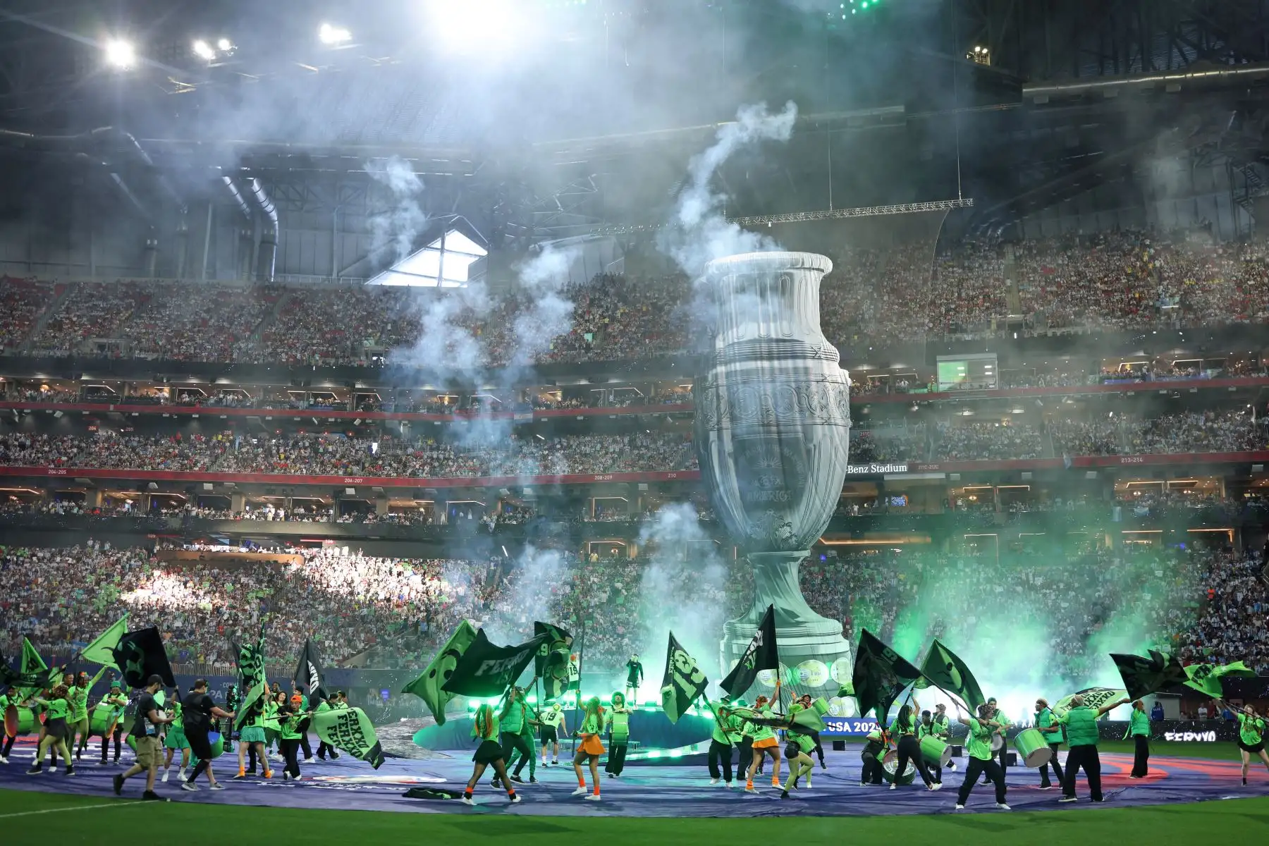 La cantante colombiana Feid actúa durante la ceremonia de apertura del torneo Copa América Conmebol 2024 antes del partido de fútbol del grupo A entre Argentina y Canadá en el estadio Mercedes Benz de Atlanta, Georgia, el 20 de junio de 2024. Foto: AFP
