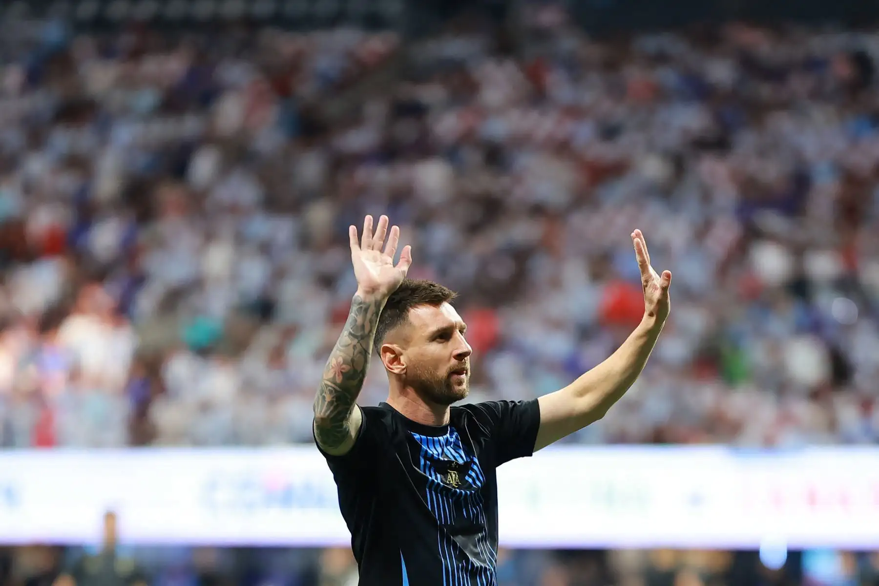 ATLANTA, GEORGIA – 20 DE JUNIO: Lionel Messi de Argentina saluda a los fanáticos antes del partido de la fase de grupos de la CONMEBOL Copa América entre Argentina y Canadá en el estadio Mercedes-Benz el 20 de junio de 2024 en Atlanta, Georgia. Foto: AFP