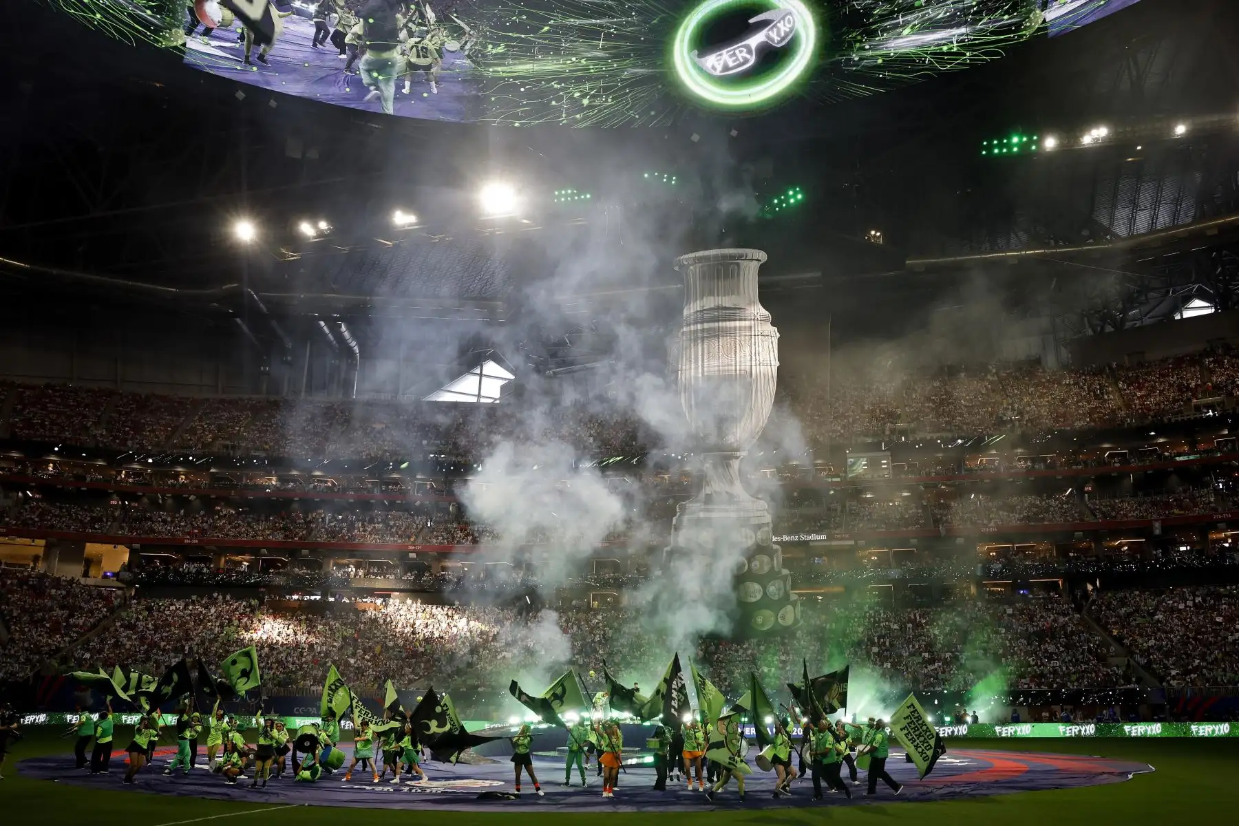 Artistas en el centro del campo durante la inauguración del partido de fútbol del grupo A de la CONMEBOL Copa América 2024 entre Argentina y Canadá, en Atlanta, Georgia. Foto: EFE