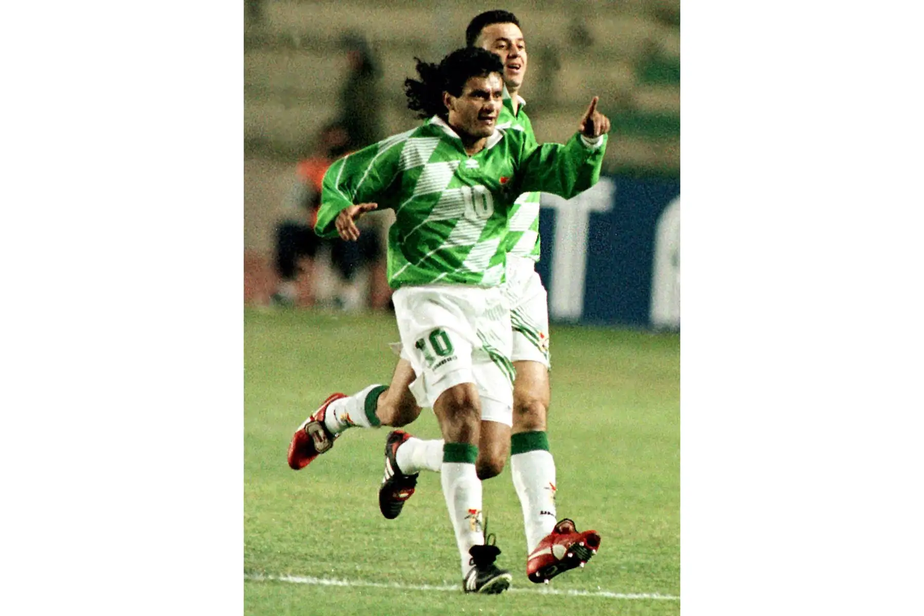 "El Diablo" Etcheverry ha sido tal vez el más destacado futbolista de la historia boliviana. Con él, su selección logró clasificar al Mundial de 1994 en Estados Unidos. De acuerdo a la página oficial de la Copa América, "el Diablo" jugó seis torneos y logró el subcampeonato en 1997, cuando Bolivia fue anfitriona. Foto: AFP