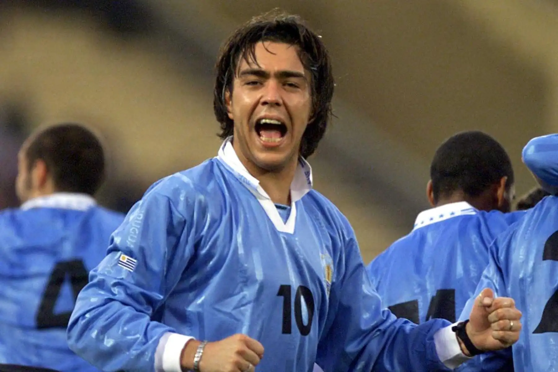 Álvaro Recova participó en la Copa América de 1997 y 2007, siendo protagonista en una de las peores épocas de Uruguay en su torneo favorito. En la primera, con solo 21 años, anotó un gol frente a Venezuela, pero no pudo evitar la eliminación en primera ronda. Una década después formó parte del equipo que alcanzó el cuarto puesto, aunque no tuvo suerte de cara a la portería. Foto: AFP