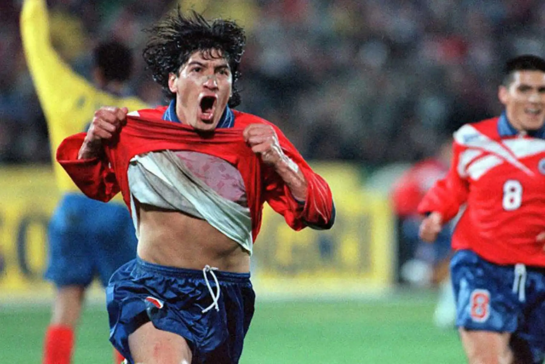 "Bam Bam" Zamorano no pudo celebrar las cuatro veces que jugó la Copa América (1987, 1991, 1993 y 1999). Pero estuvo cerca de hacerlo al lograr el subcampeonato en Argentina (1987) y el tercer lugar (1991). En Ecuador 1993 no pasó de la primera ronda y en 1999 ocupó el cuarto lugar. Foto: AFP
