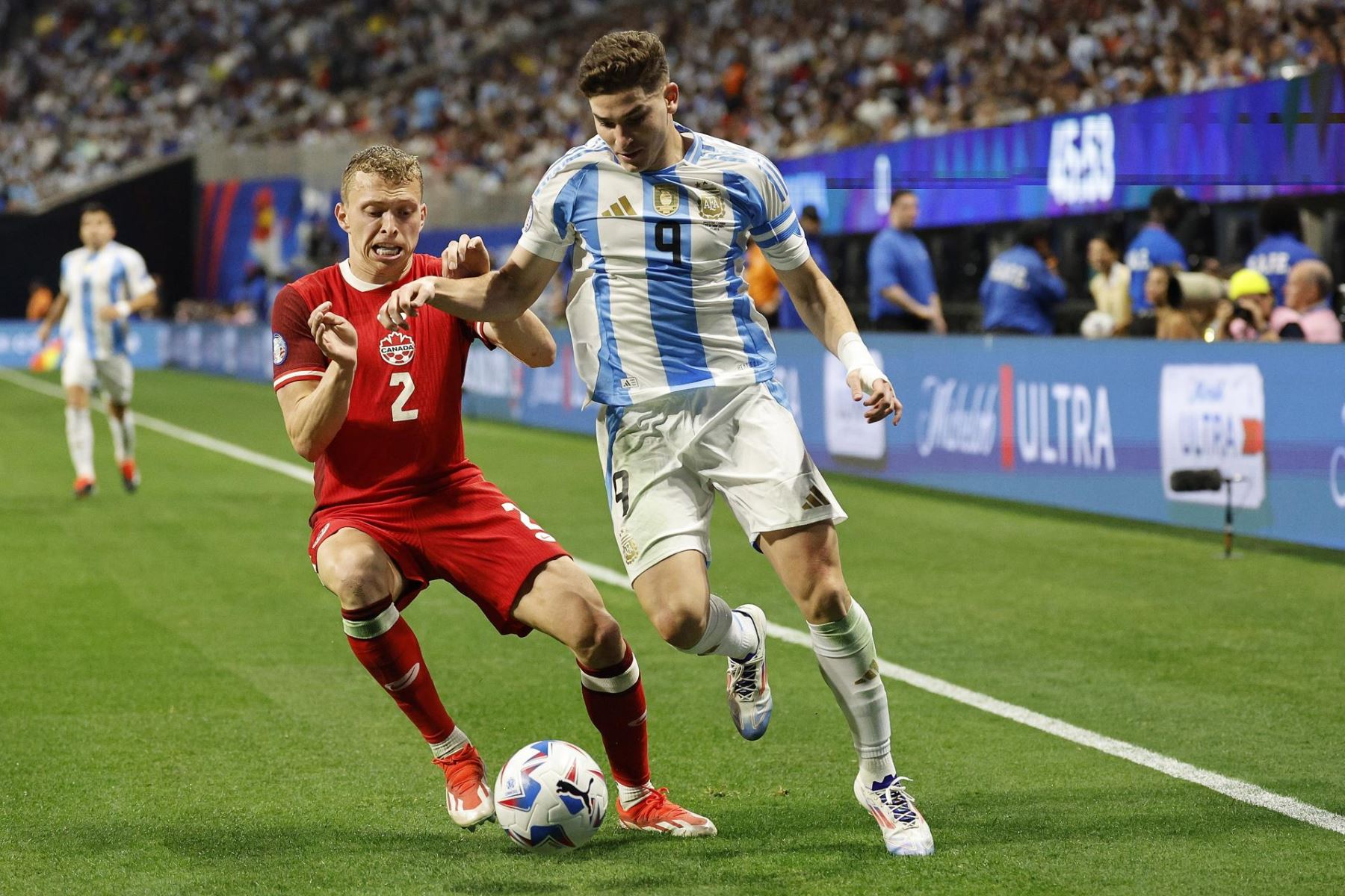 Julian Alvarez de Argentina y Alistair Johnston de Canadá luchan por el balón durante la segunda mitad del partido del grupo A de la CONMEBOL Copa América 2024 entre Argentina y Canadá. Foto: EFE