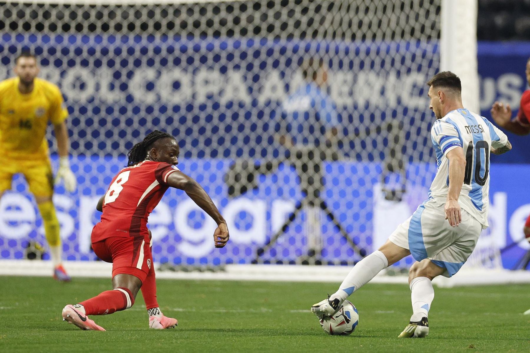 Lionel Messi de Argentina  controla el balón frente a Ismael Kone de Canadá  durante la primera mitad del partido de fútbol del grupo A de la CONMEBOL Copa América 2024 entre Argentina y Canadá. EFE