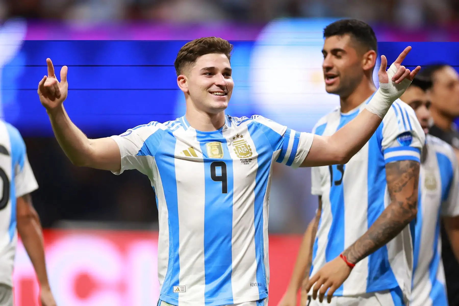 Julián Álvarez de Argentina celebra después de marcar el primer gol del equipo durante el partido del grupo CONMEBOL Copa América entre Argentina y Canadá en el estadio Mercedes-Benz. Foto: AFP