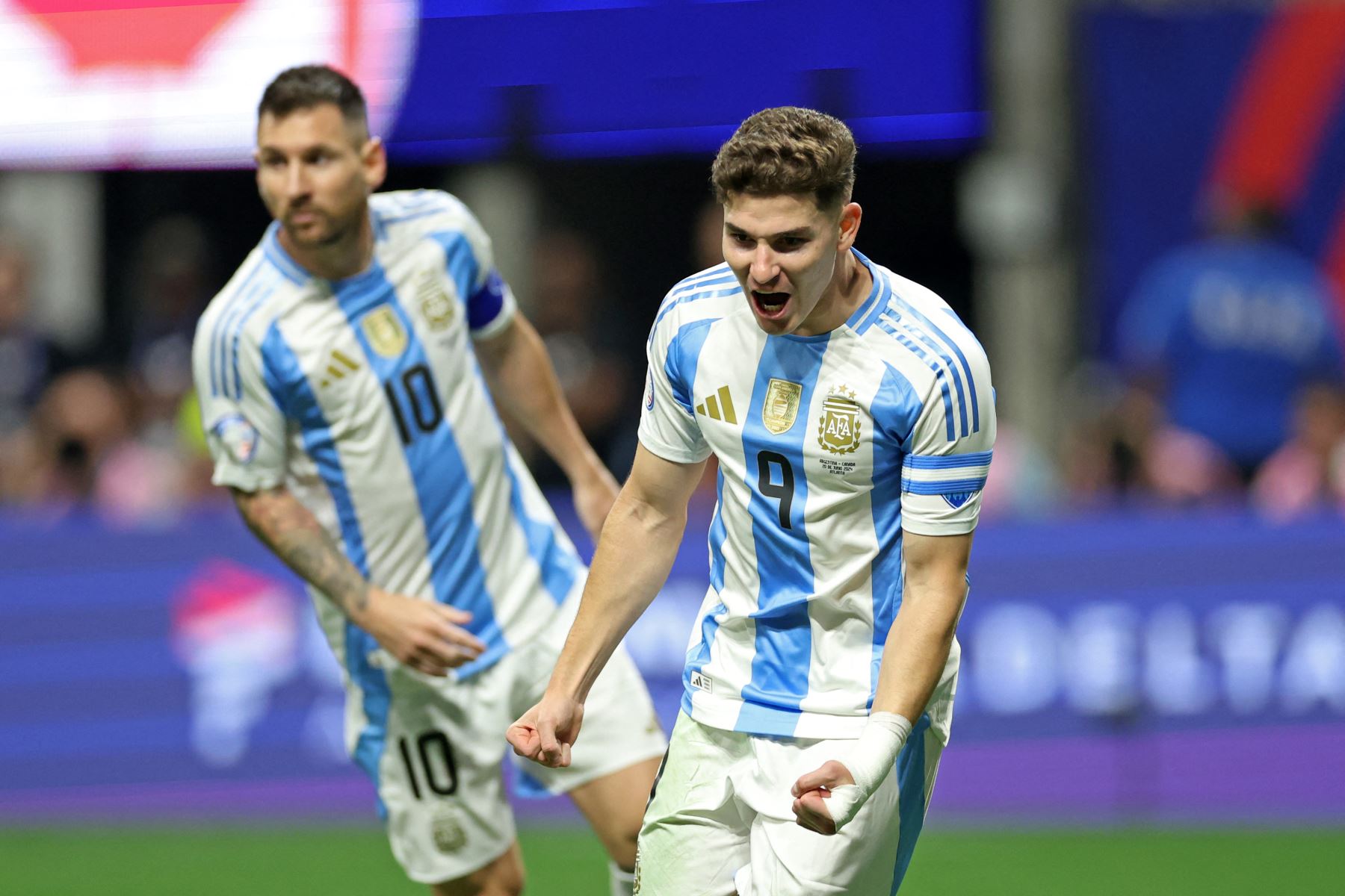 El delantero argentino  Julián Álvarez celebra marcar el primer gol de su equipo durante el torneo de fútbol del grupo A de la Copa América Conmebol 2024 entre Argentina y Canadá. AFP