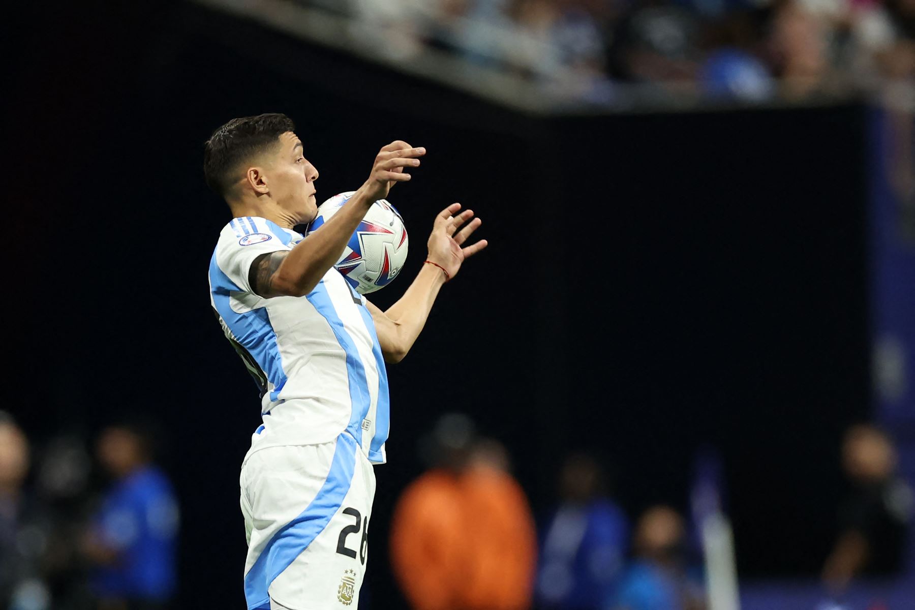 El defensor argentino  Nahuel Molina Lucero controla el balón durante el torneo Copa América Conmebol 2024, un partido de fútbol entre Argentina y Canadá. AFP