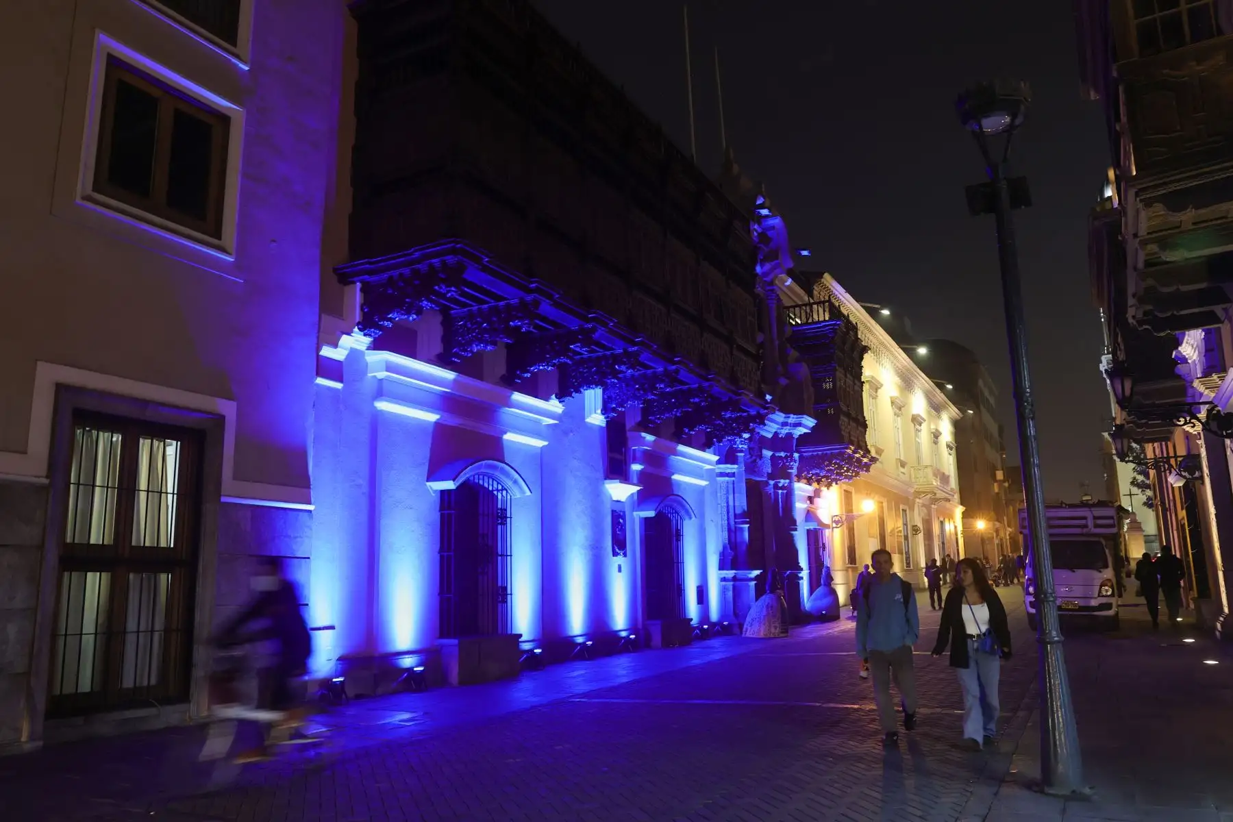 El Palacio de Torre Tagle, sede de la Cancillería, se ilumina de azul para mostrar su apoyo y solidaridad a las personas que se vieron obligadas a huir de sus países. Foto: ANDINA/Melina Mejía