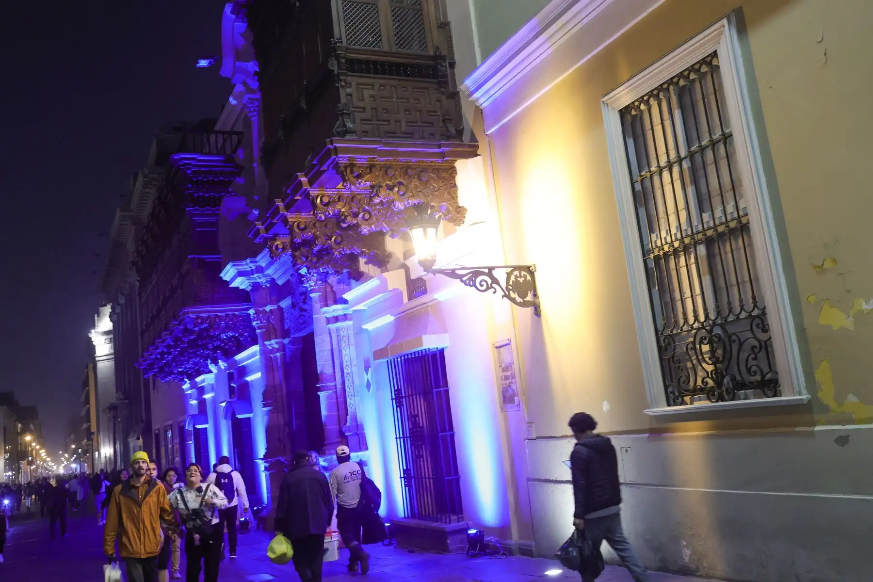 En nuestro país, lugares emblemáticos de Lima y Tacna iluminan sus edificaciones de azul en una muestra de apoyo a las personas refugiadas.  Foto: ANDINA/Melina Mejía