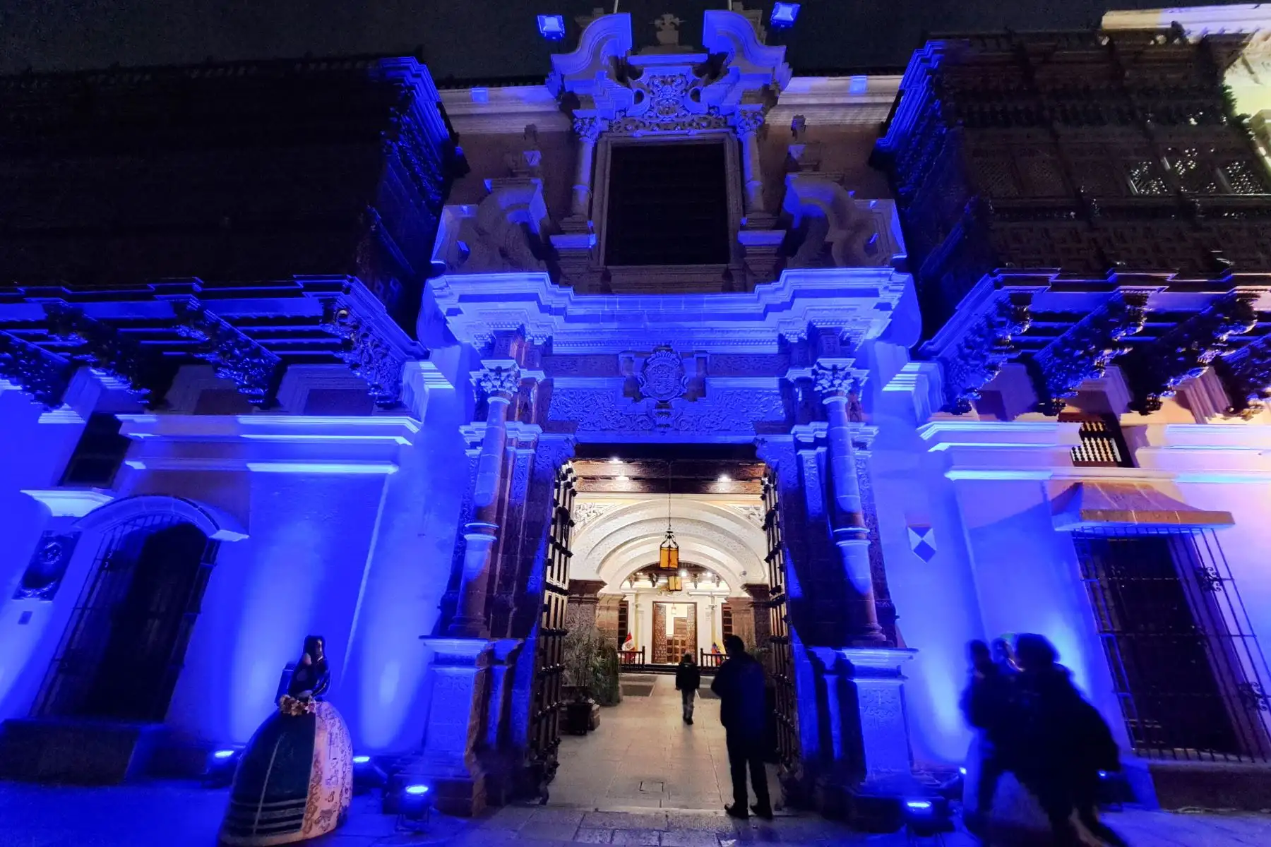 El Palacio de Torre Tagle, sede de la Cancillería, se ilumina de azul para mostrar su apoyo y solidaridad a las personas que se vieron obligadas a huir de sus países. Foto: ANDINA/Melina Mejía