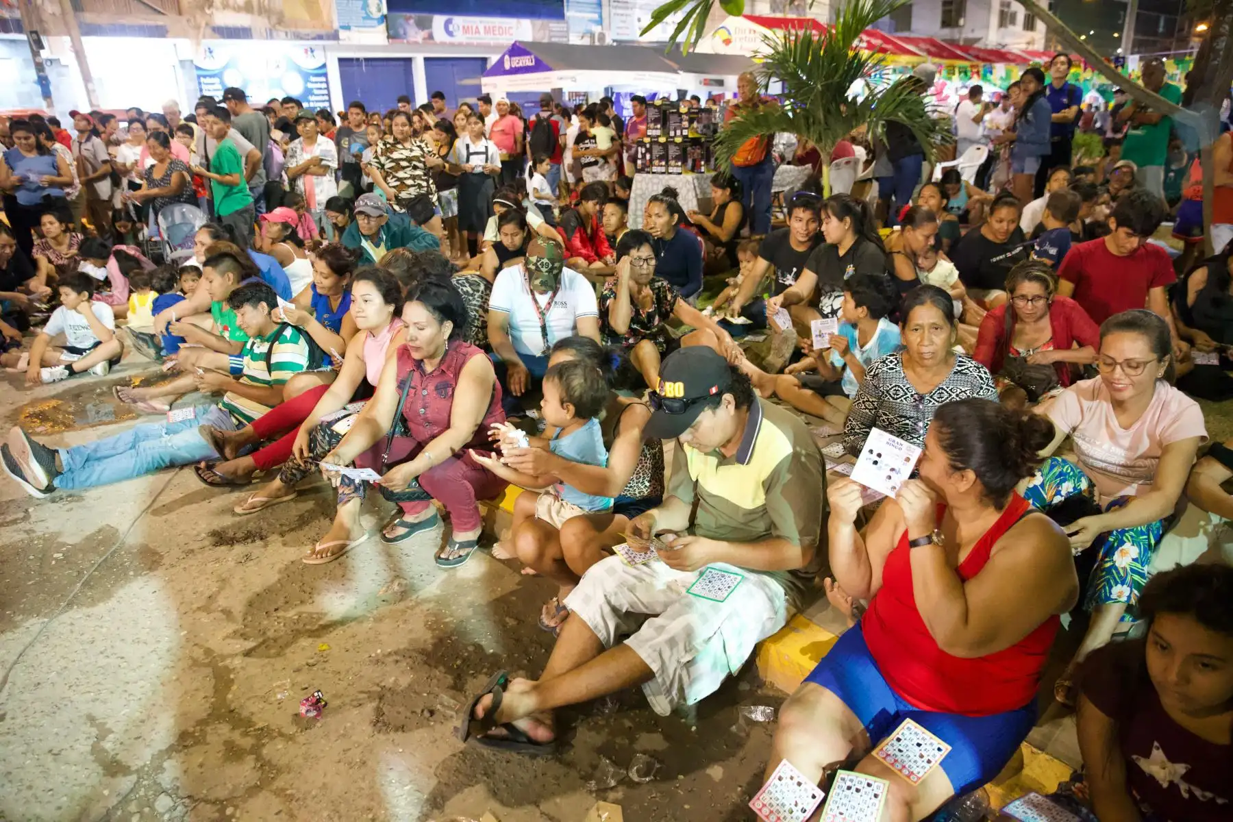 Pucallpinos y turistas de diversas partes del Perú participan entusiasmados en un bingo al aire libre. Foto: ANDINA/Braian Reyna