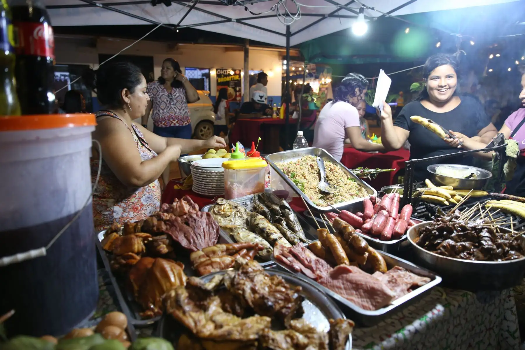 El juane, el tacacho con cecina, y la patarashca son la principal atracción gastronómica de la feria. Foto: ANDINA/Brian Reyna