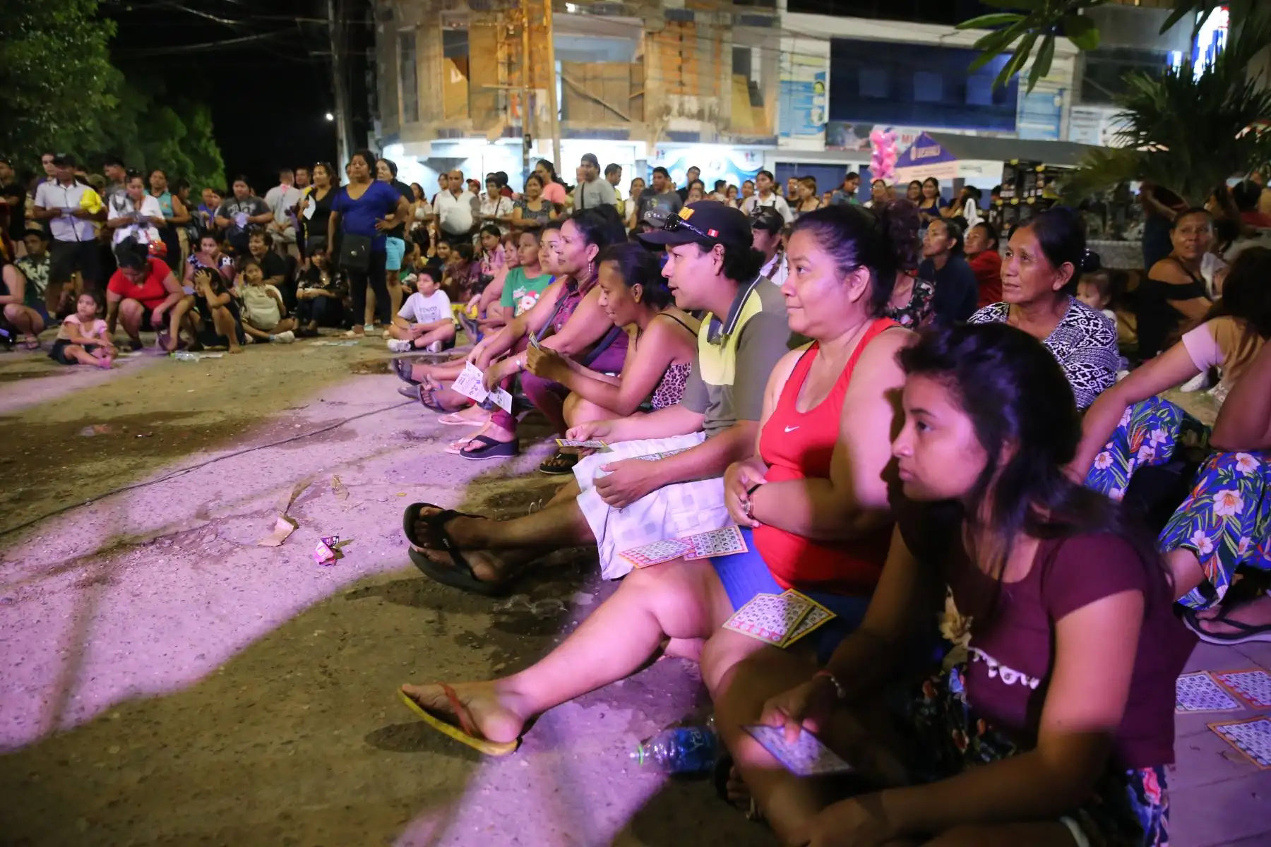 Pucallpinos y turistas de diversas partes del Perú participan entusiasmados en un bingo al aire libre. Foto: ANDINA/Braian Reyna