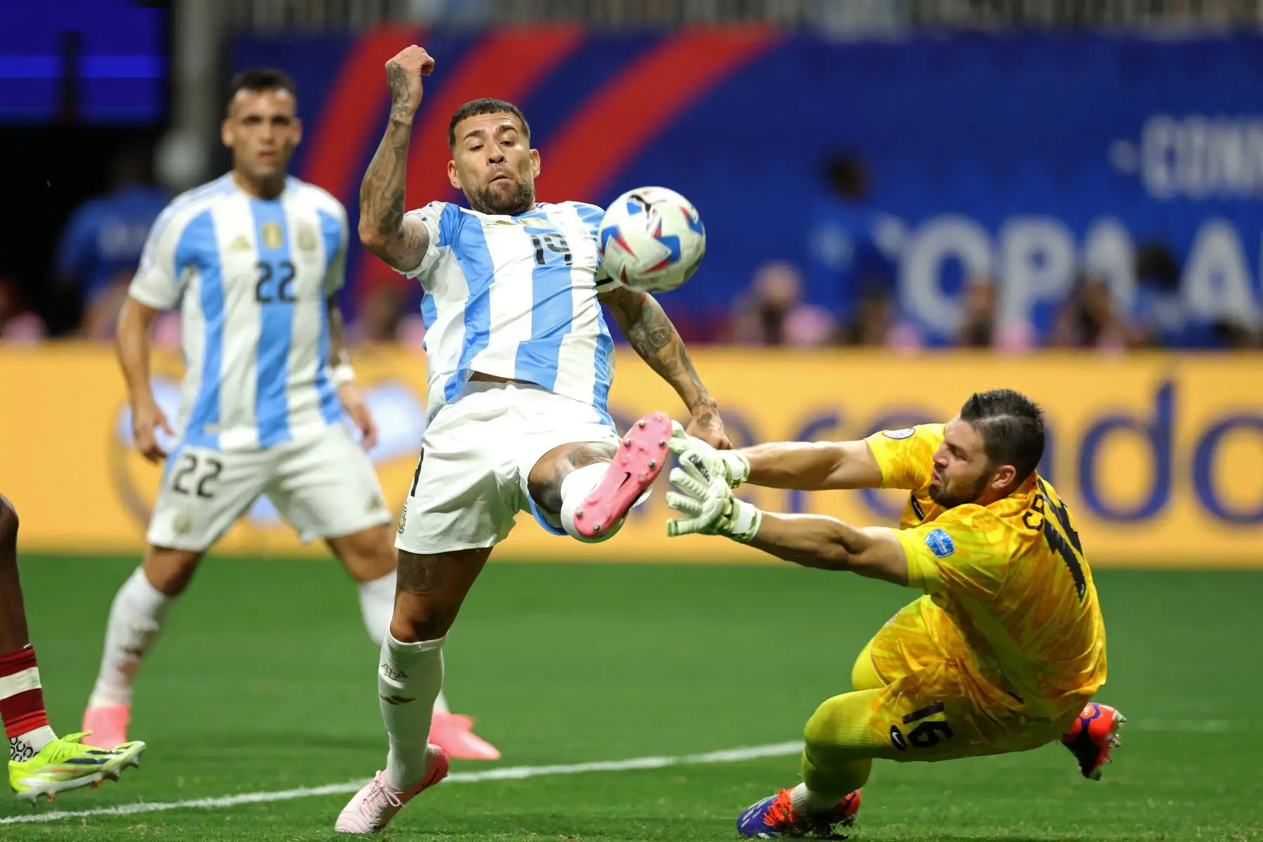 El defensor argentino  Nicolas Otamendi  lucha por el balón con el portero canadiense Maxime Crepeau  durante el torneo Copa América Conmebol 2024 grupo Un partido de fútbol entre Argentina y Canadá. Foto: AFP