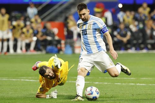 Lionel Messi  de Argentina intenta sortear a Maxime Crepeau de Canadá durante la segunda mitad del partido de fútbol del grupo A de la CONMEBOL Copa América 2024 entre Argentina y Canadá. Foto: EFE