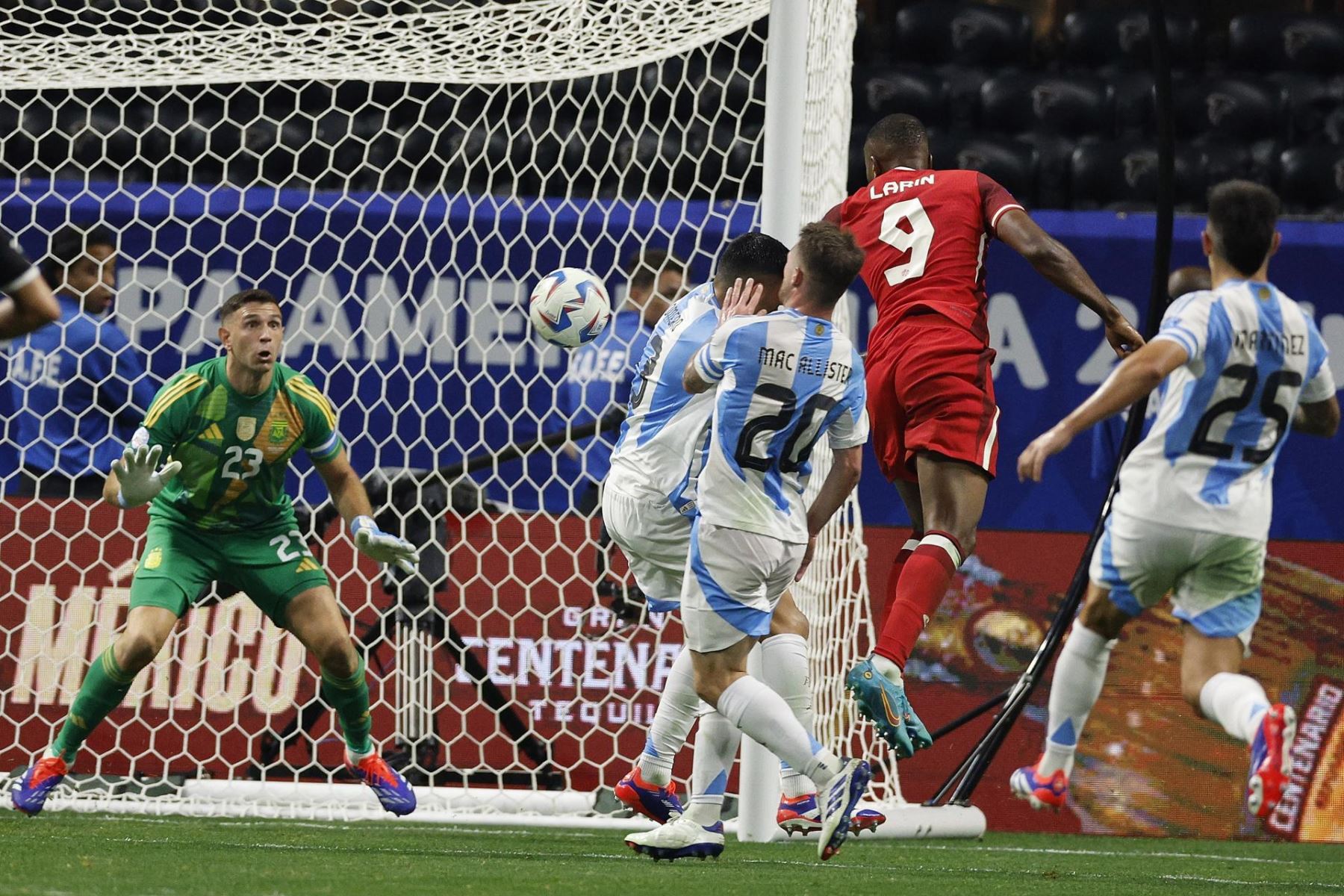 Cyle Larin  de Canadá dispara a Emiliano Martínez  de Argentina durante la segunda mitad del partido de fútbol del grupo A de la CONMEBOL Copa América 2024 entre Argentina y Canadá. EFE
