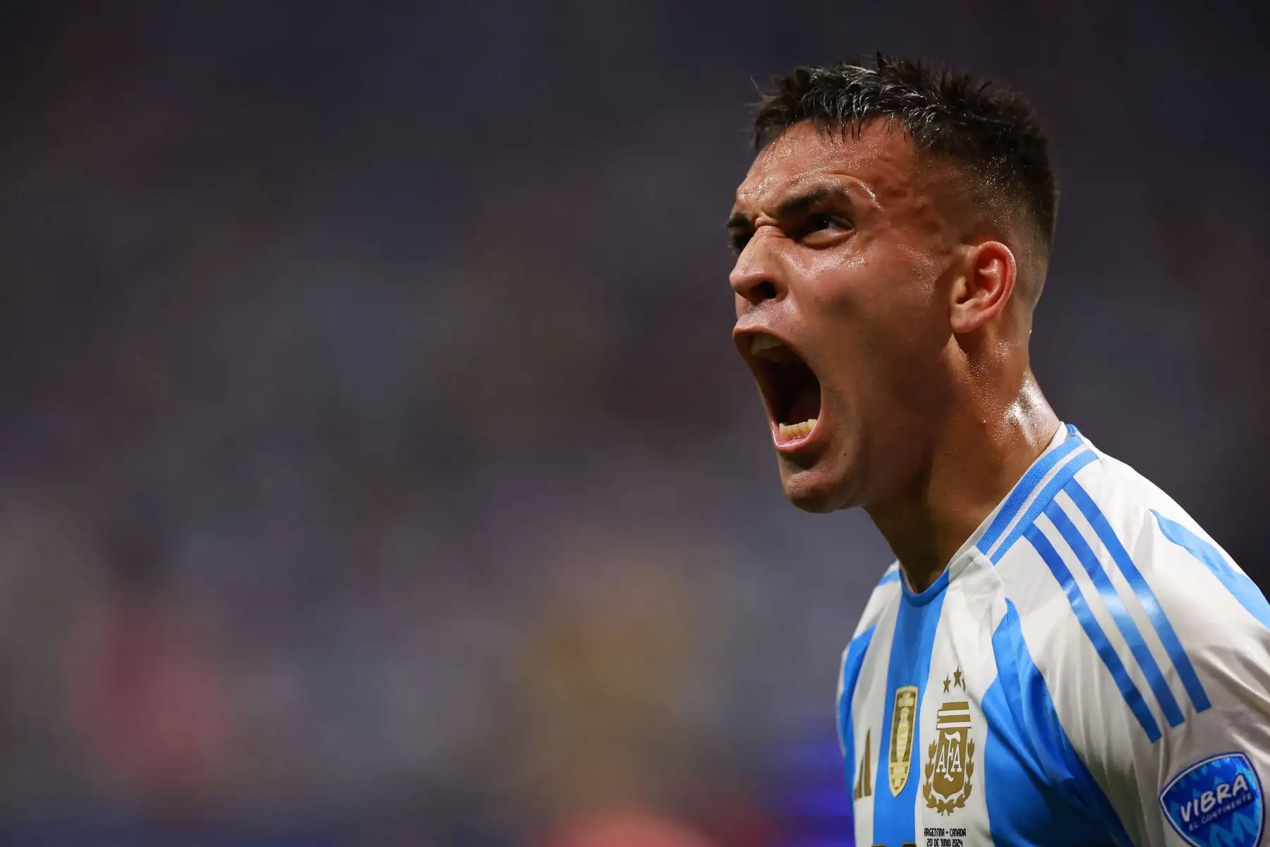 Lautaro Martínez de Argentina celebra después de marcar el segundo gol del equipo durante el partido del grupo CONMEBOL Copa América entre Argentina y Canadá en el estadio Mercedes-Benz. AFP