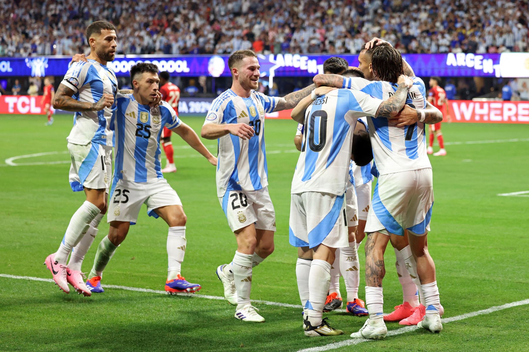 El delantero argentino  Lautaro Martínez celebra marcar el segundo gol de su equipo con sus compañeros durante el torneo de fútbol del grupo A de la Copa América Conmebol 2024 entre Argentina y Canadá. AFP