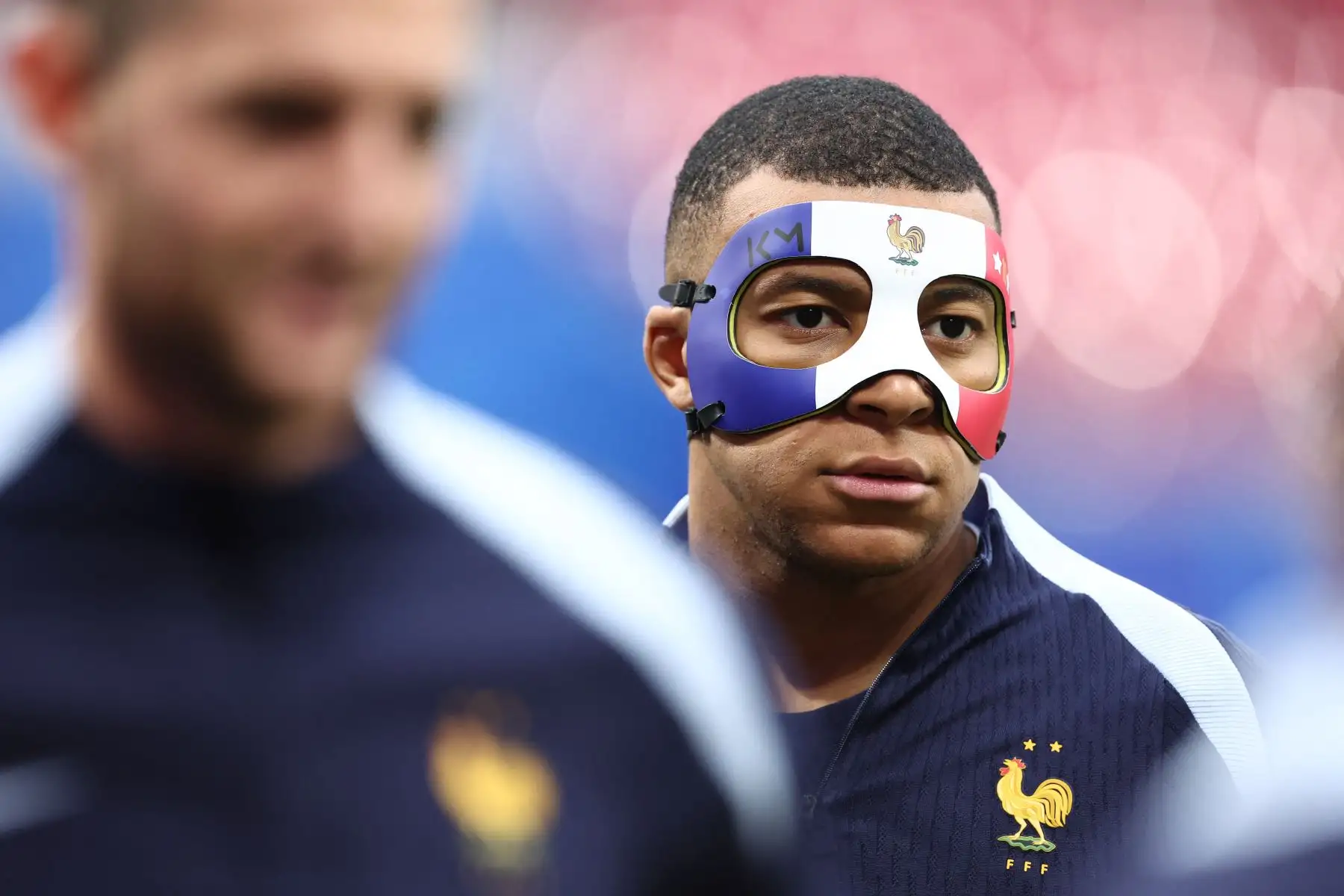 Con una simple tirita y sin la máscara, Mbappé se había entrenado el miércoles aparte del resto de sus compañeros, realizando pases con un preparador físico. Foto: AFP