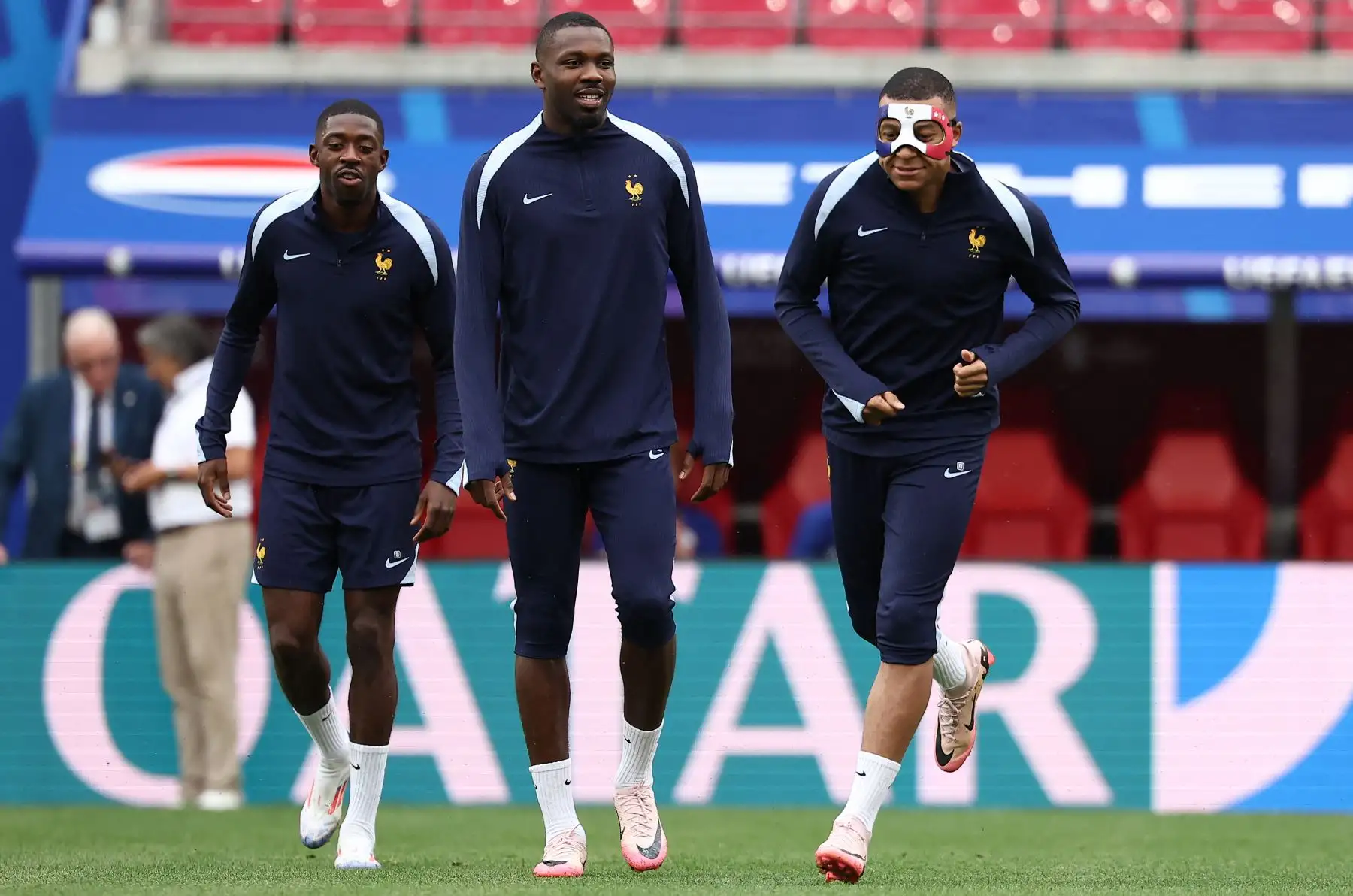 Ha sido la primera vez en que Mbappé lleva en un entrenamiento esta máscara, en que están escritas sus iniciales (KM) y hay dibujado un gallo, uno de los símbolos de Francia. Foto: AFP