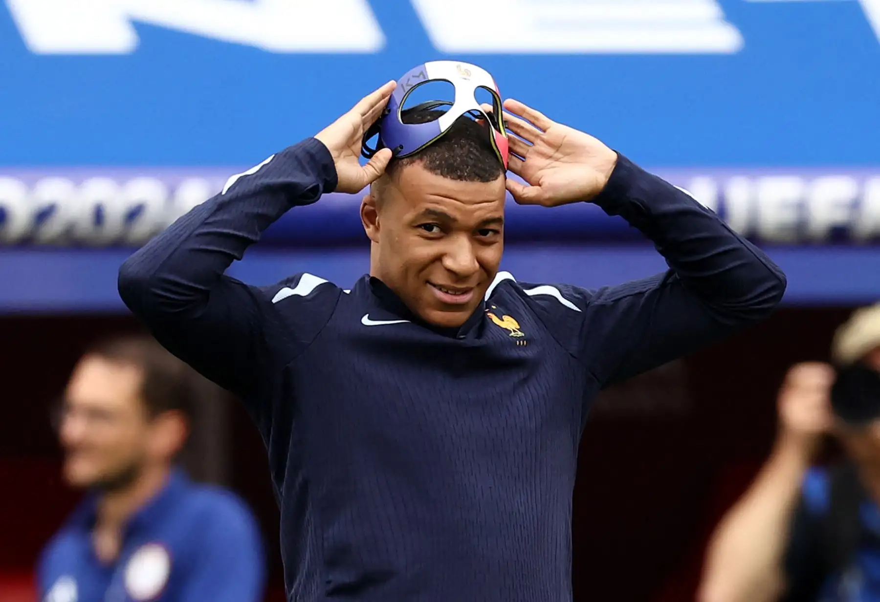 El capitán de los Bleus hizo ejercicios físicos con el resto del grupo, aunque se le vio intentando ajustarse su máscara durante los primeros 15 minutos del entrenamiento, en que se permitió la presencia de los medios. Foto: AFP