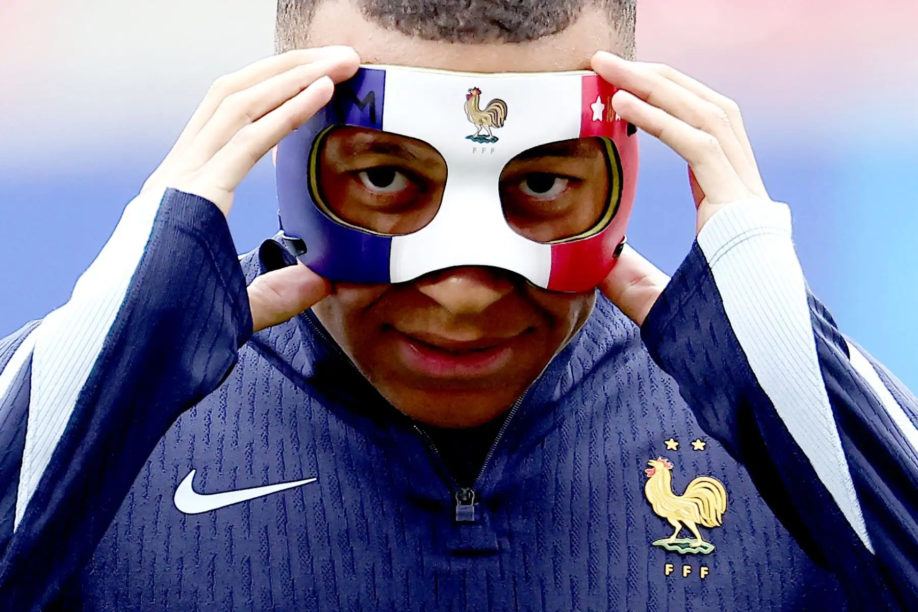 El astro Kylian Mbappé, que se fracturó la nariz a principios de semana en el debut de Francia en la Eurocopa-2024, se entrenó con una máscara con los colores de la bandera gala este jueves en Leipzig, una día antes del partido contra Países Bajos por la segunda fecha el Grupo D, del que es duda. Foto: AFP