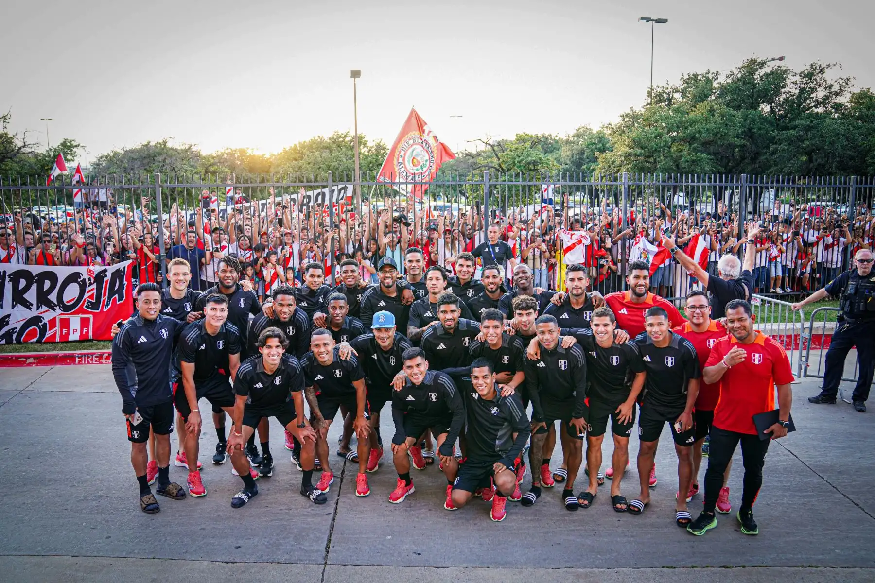 La selección peruana de fútbol recibió el cariño incondicional de su hinchada en Dallas. El banderazo cubrió la concentración peruana, lo que originó que los jugadores salieran a saludar a su fiel público. Foto: INTERNET/Redes Sociales