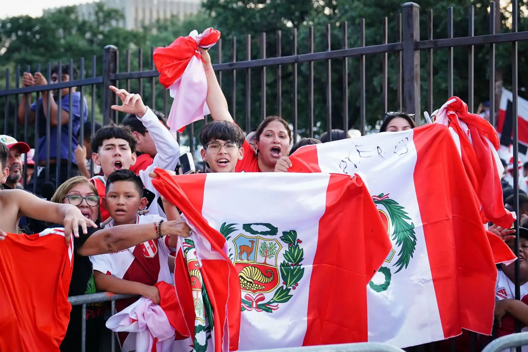 Como ya es costumbre, la selección peruana de fútbol recibió el cariño de su fiel hinchada, esta vez en los Estados Unidos a pocas horas de su debut frente a Chile. Foto: INTERNET/Redes Sociales