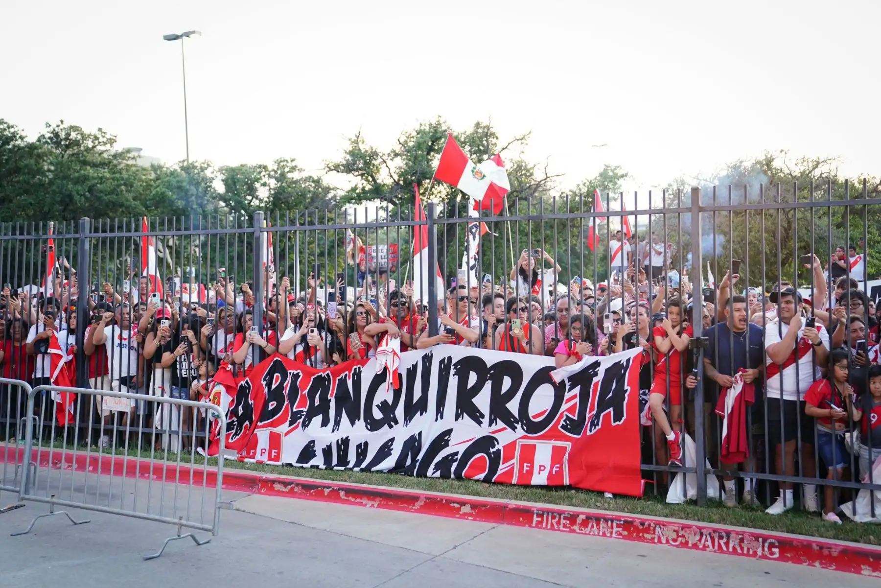 Decenas de hinchas aplaudieron a sus ídolos, en una muestra más de su fidelidad a la blanquirroja. Foto: INTERNET/Redes Sociales