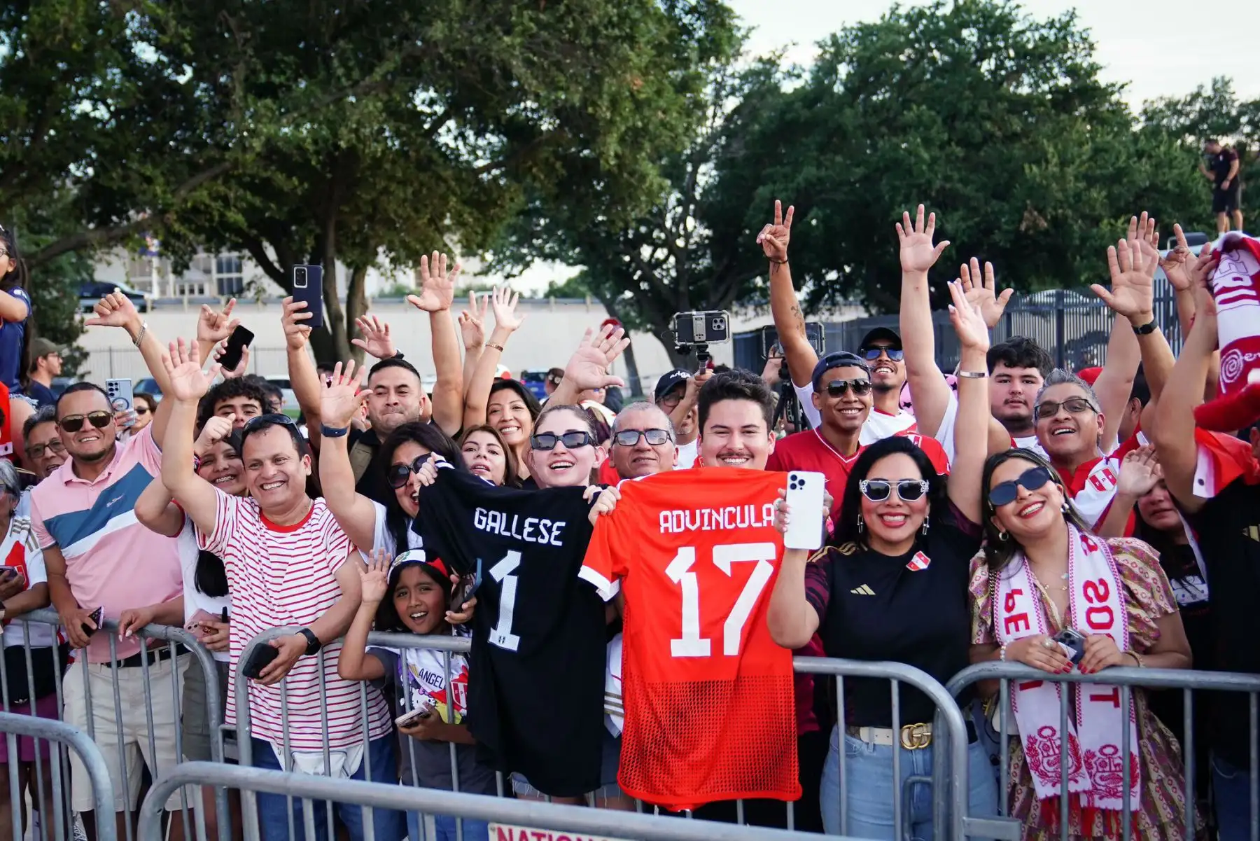 Tal como sucede en todos los países a los que la blanquirroja ha visitado, la hinchada peruana, catalogada en su momento como la mejor hinchada del mundo, se sumó a los deseos de victoria frente a Chile. Foto: INTERNET/Redes Sociales