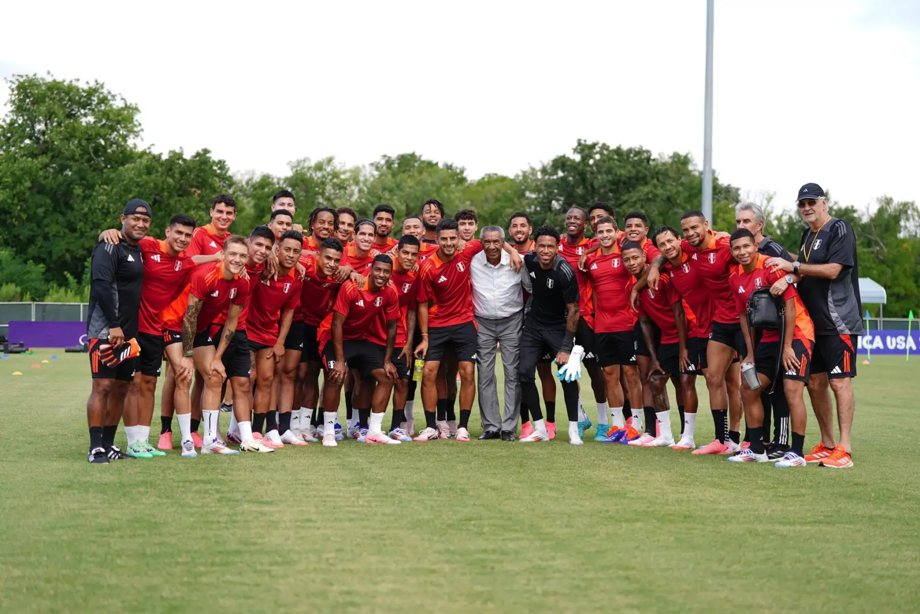 Los jugadores también recibieron la visita de Julio Meléndez, un histórico de nuestro combinado nacional. Foto: INTERNET/Redes Sociales