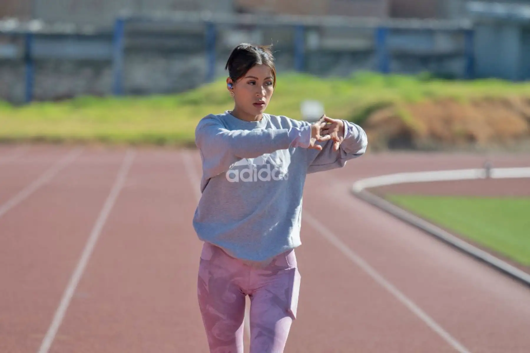 Kimberly García, entrena en el Coliseo Wanka en su ciudad natal de Huancayo, a 3.250 metros sobre el nivel del mar. La triple campeona mundial y medallista de oro panamericana en marcha, competirá en los Juegos Olímpicos de París 2024 para lograr su sueño de infancia de ganar una medalla. Foto: AFP